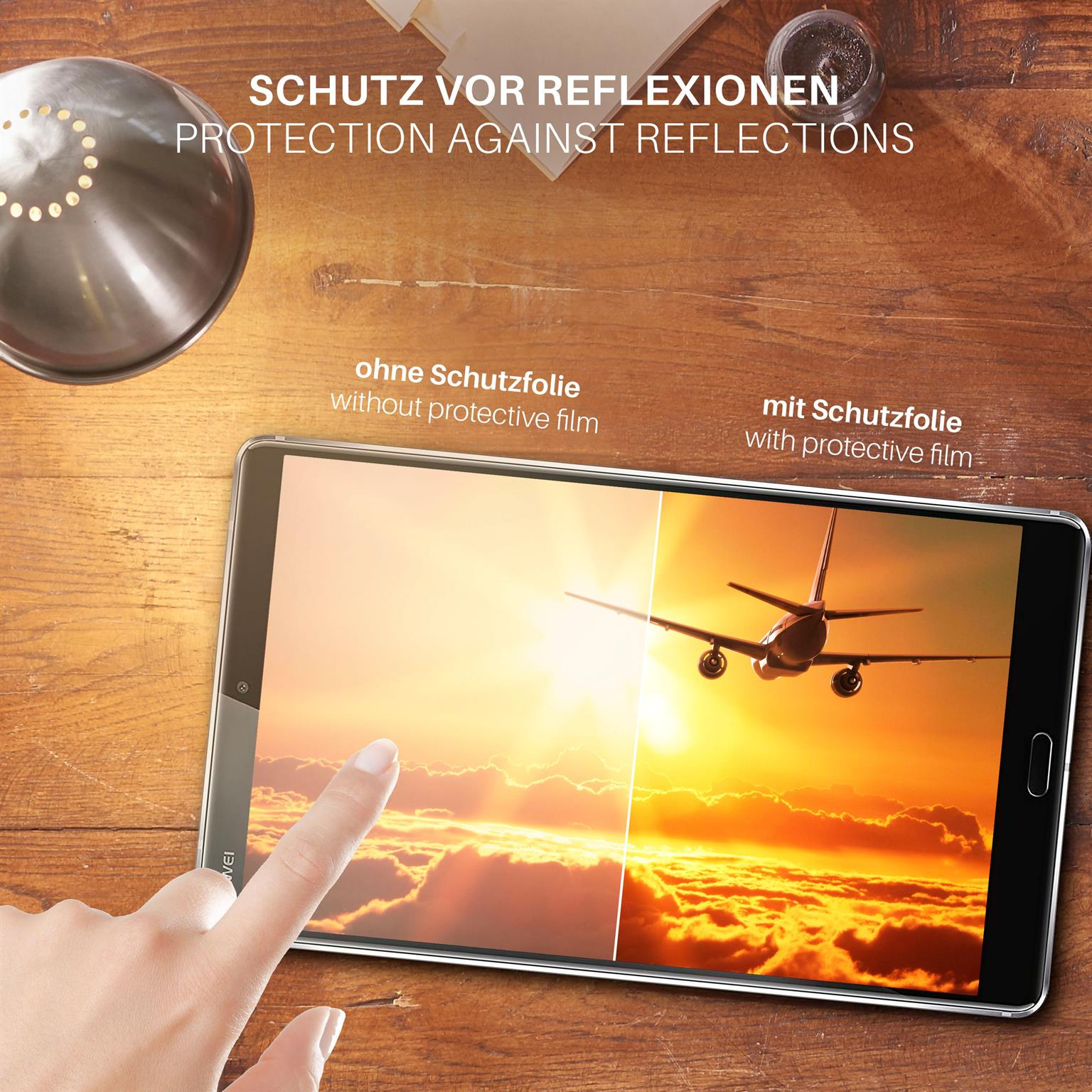 Tablet mit Displayschutz. Eine Hand berührt den Bildschirm. Ein Flugzeug ist auf dem Bildschirm zu sehen.