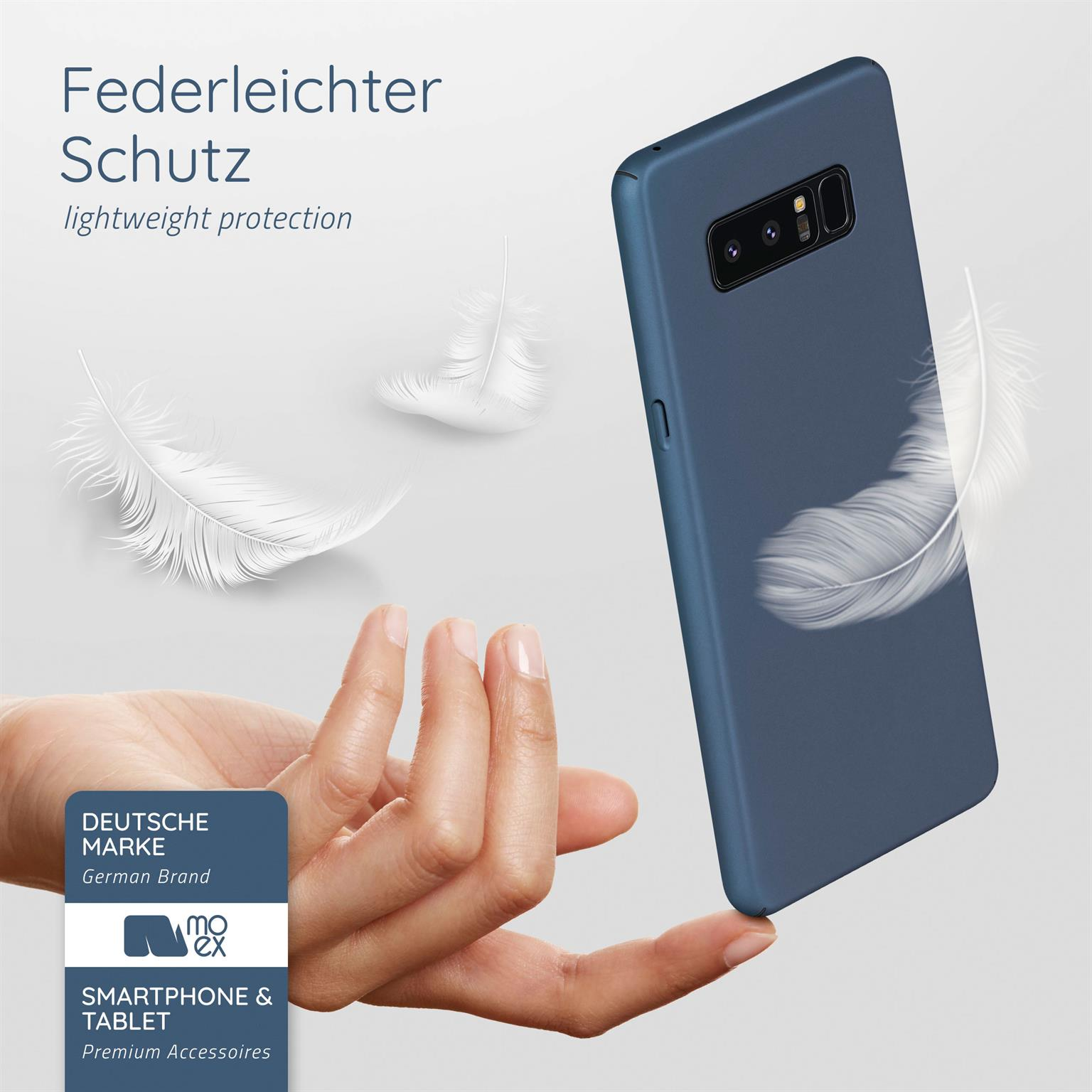 Eine blaue Handyhülle mit Federn, gehalten von einer Hand. Die Hülle ist vor weißem Hintergrund.