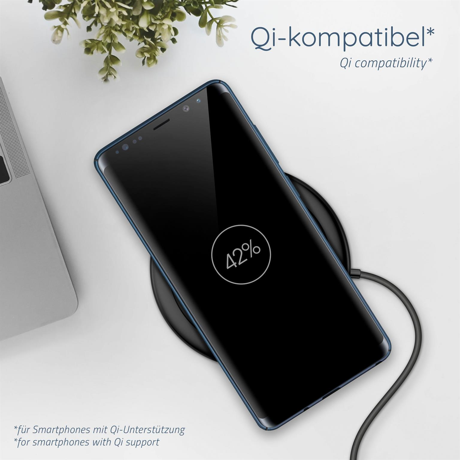 Ein schwarzes Telefon wird auf einem kabellosen Ladegerät aufgeladen. Ein Prozentsatz ist auf dem Bildschirm.