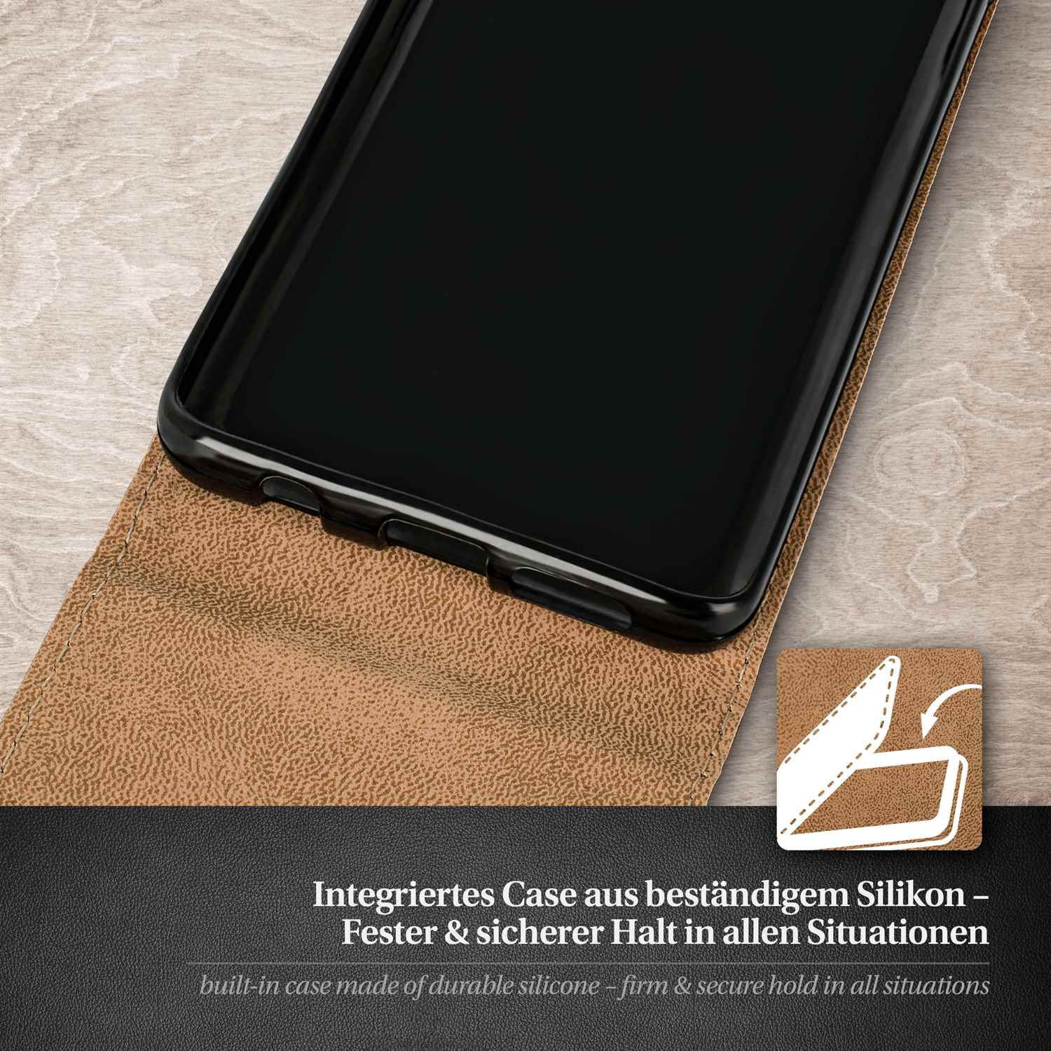 Schwarzes Telefon in Hülle. Hülle ist offen. Text und Grafik rechts unten.