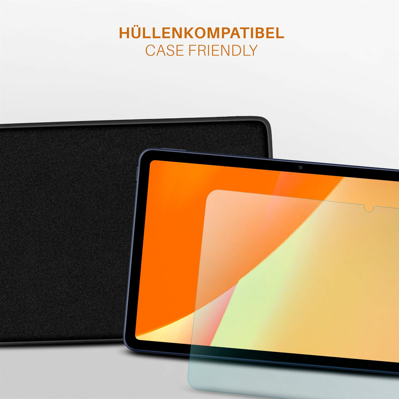 Tablet mit Displayschutzfolie und Hülle. Text: „Hüllenkompatibel Case Friendly“.