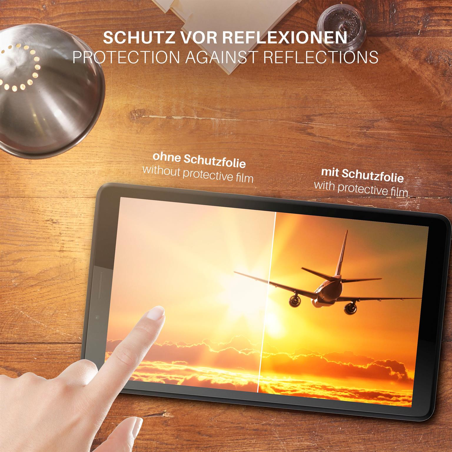 Ein Tablet-Bildschirm mit Sonnenuntergang und Flugzeug. Ein Finger berührt den Bildschirm. Text: Schutz vor Reflexionen.