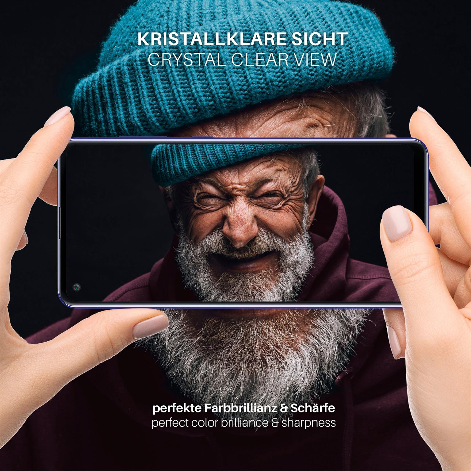 Ein Mann hält ein Telefon mit klarer Sicht. Der Bildschirm zeigt einen Mann mit Bart und Hut.