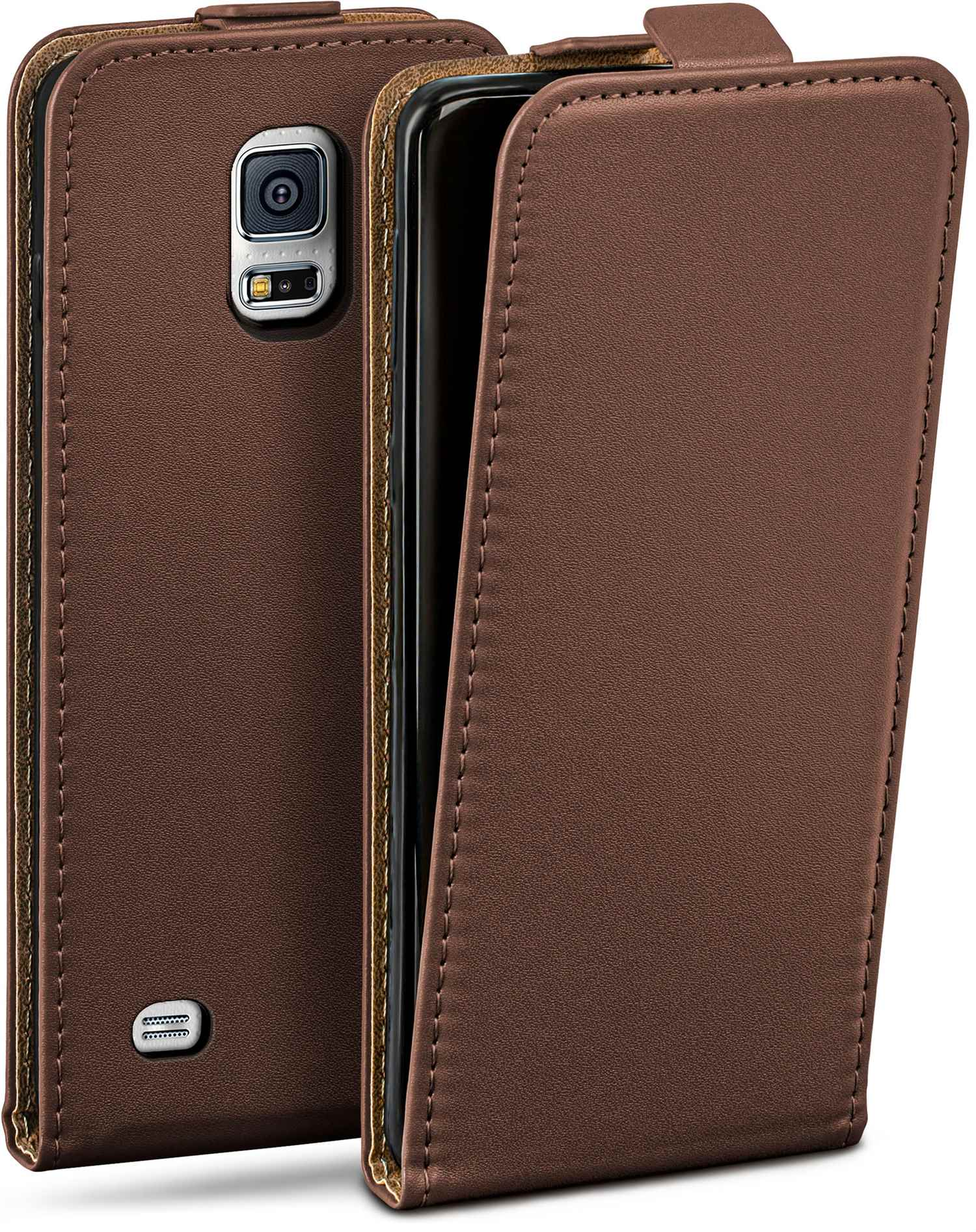Braune Leder-Handyhülle mit offenem Deckel, die ein Telefon im Inneren zeigt. Der Hintergrund ist hellbraun.