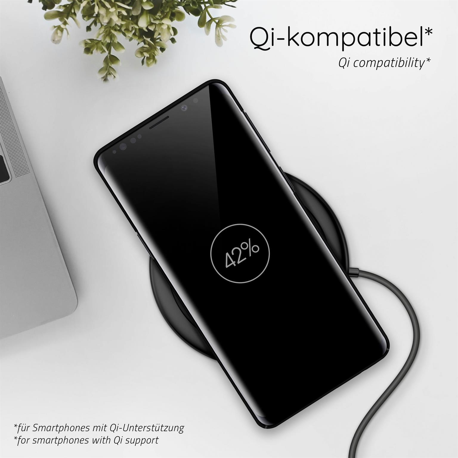 Telefon auf kabellosem Ladegerät. Text: Qi-Kompatibilität. Das Telefon zeigt 42 % geladen an.