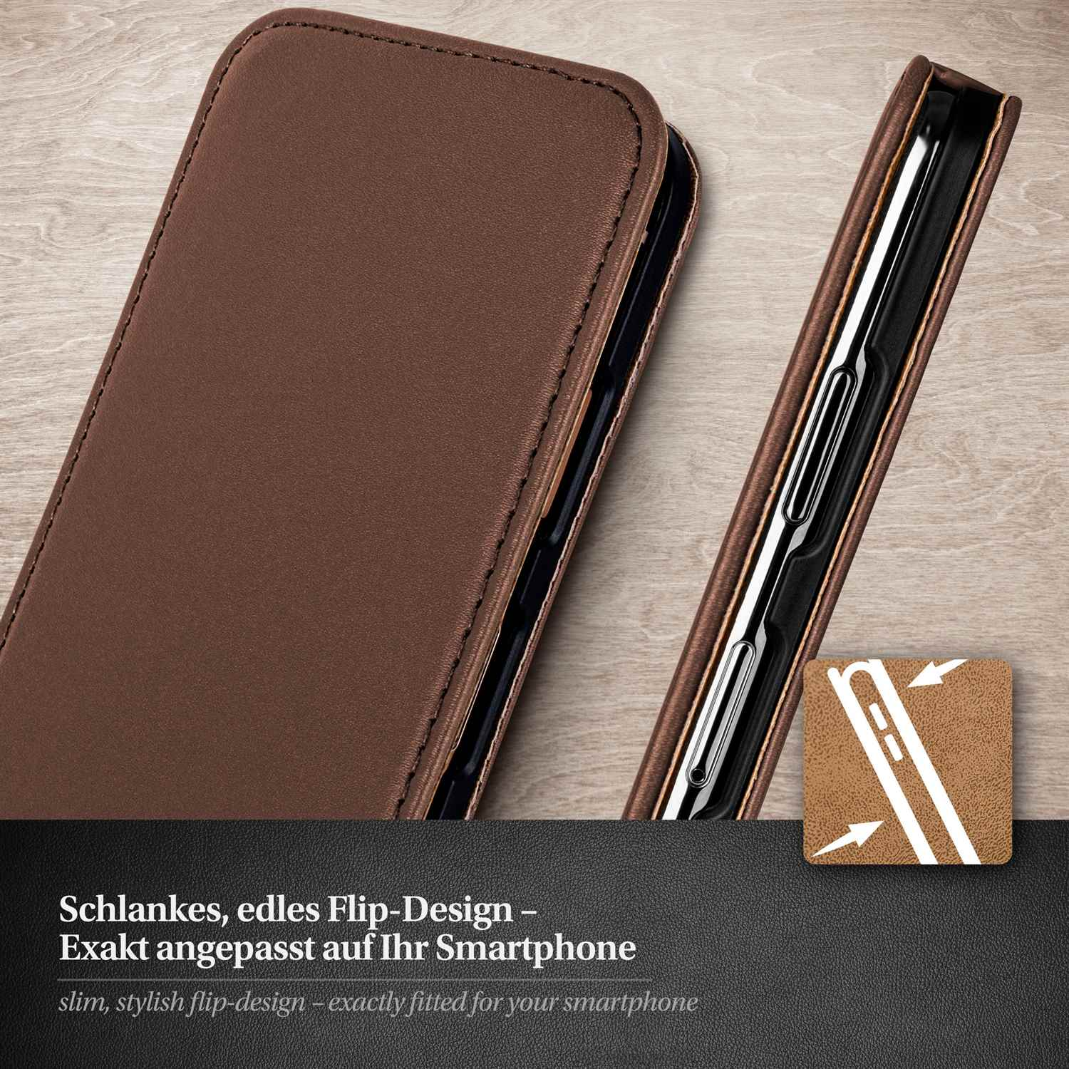 Nahaufnahme einer geöffneten braunen Handyhülle, die ein Telefon im Inneren zeigt. Der Hintergrund ist aus Holz.