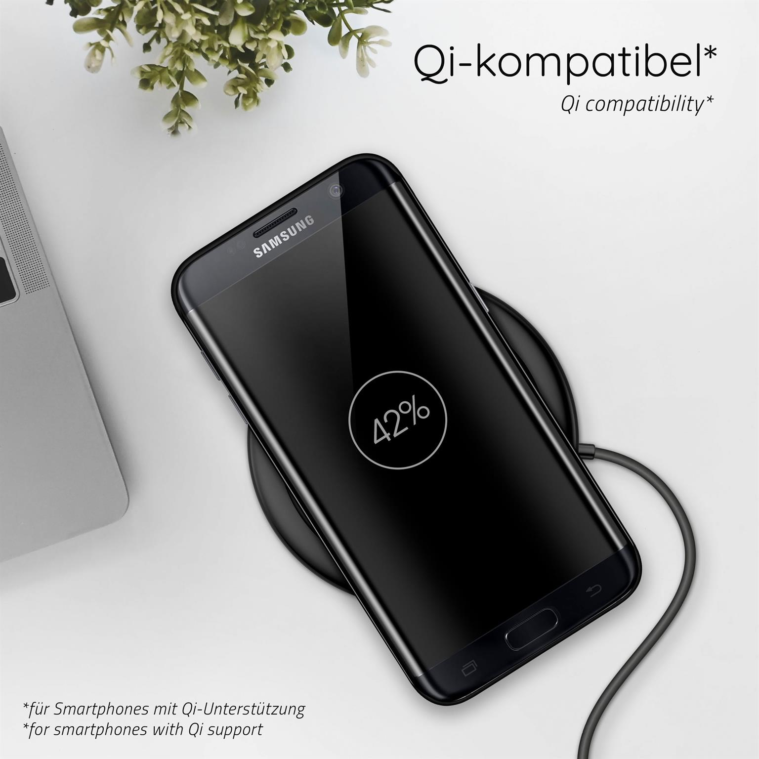 Schwarzes Telefon auf kabellosem Ladegerät, 42% Akku. Weißer Hintergrund, Text: Qi-kompatibel.