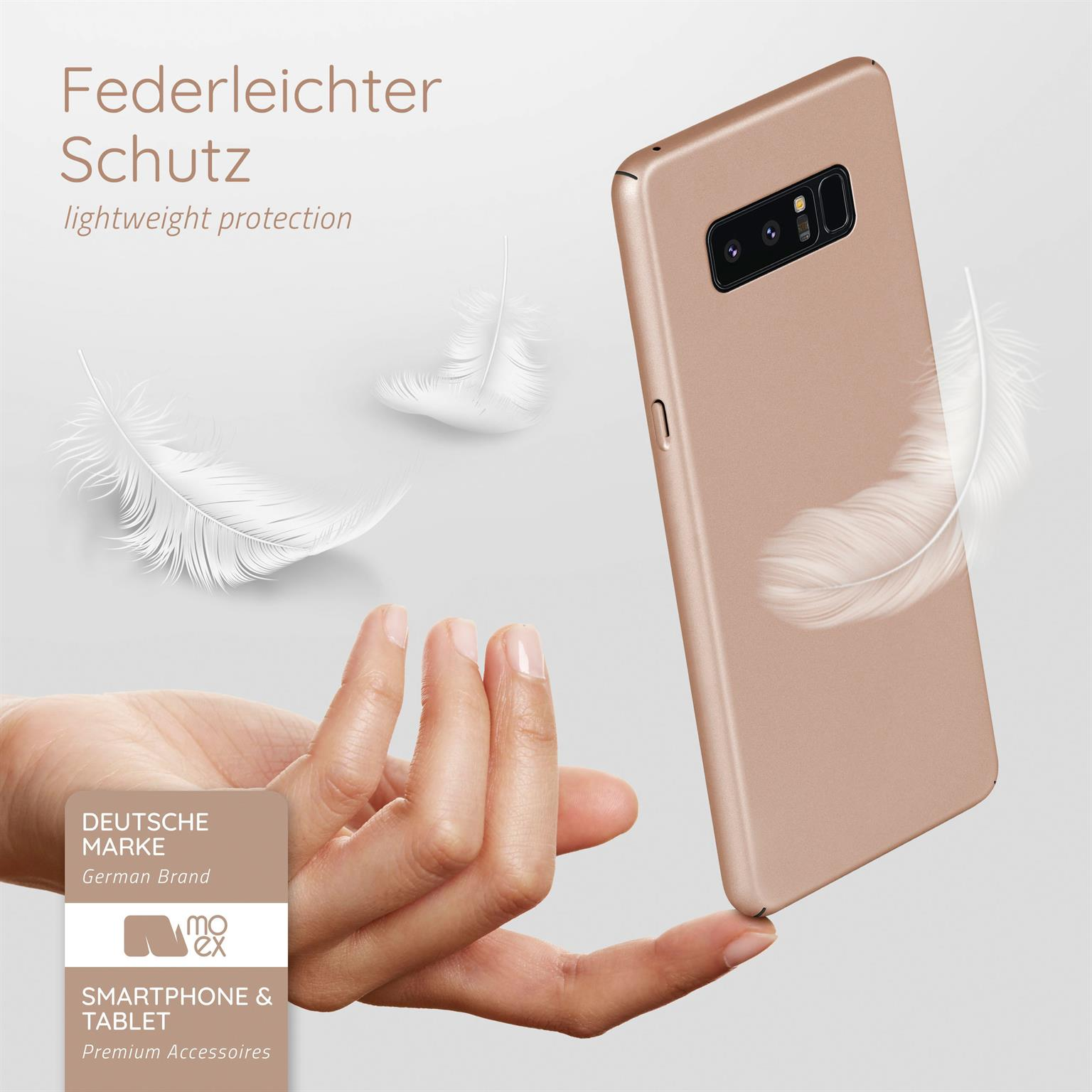 Goldenes Telefon in einer Hand gehalten. Weiße Federn schweben herum, mit einem Markenlogo in der Ecke.