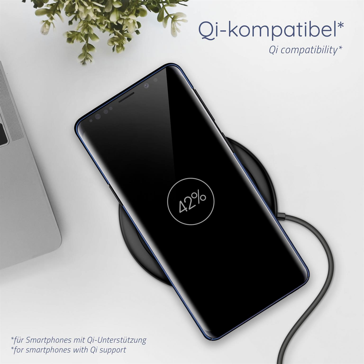 Ein schwarzes Smartphone wird kabellos geladen. Der Bildschirm zeigt ein Ladesymbol (42%).