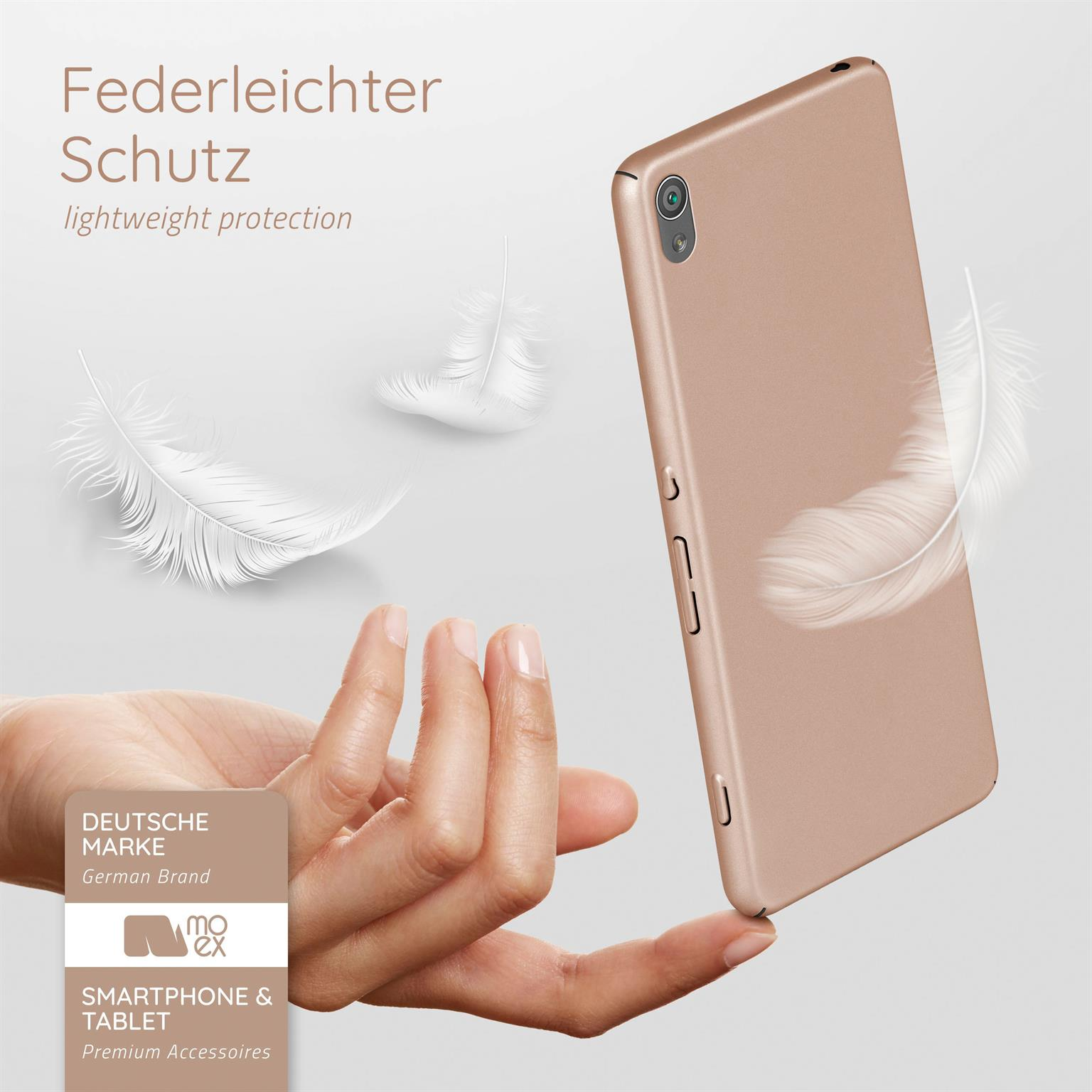 Hand hält eine rosa Handyhülle mit Federn, die darum schweben.