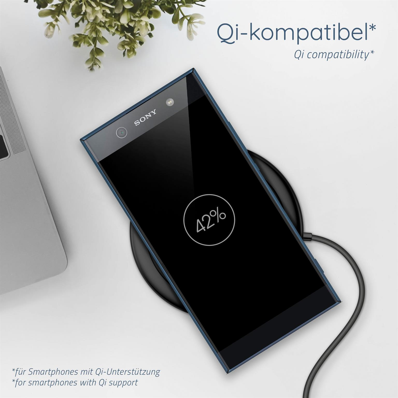 Ein schwarzes Telefon wird drahtlos auf einem schwarzen Pad aufgeladen. Der Bildschirm zeigt 42%.
