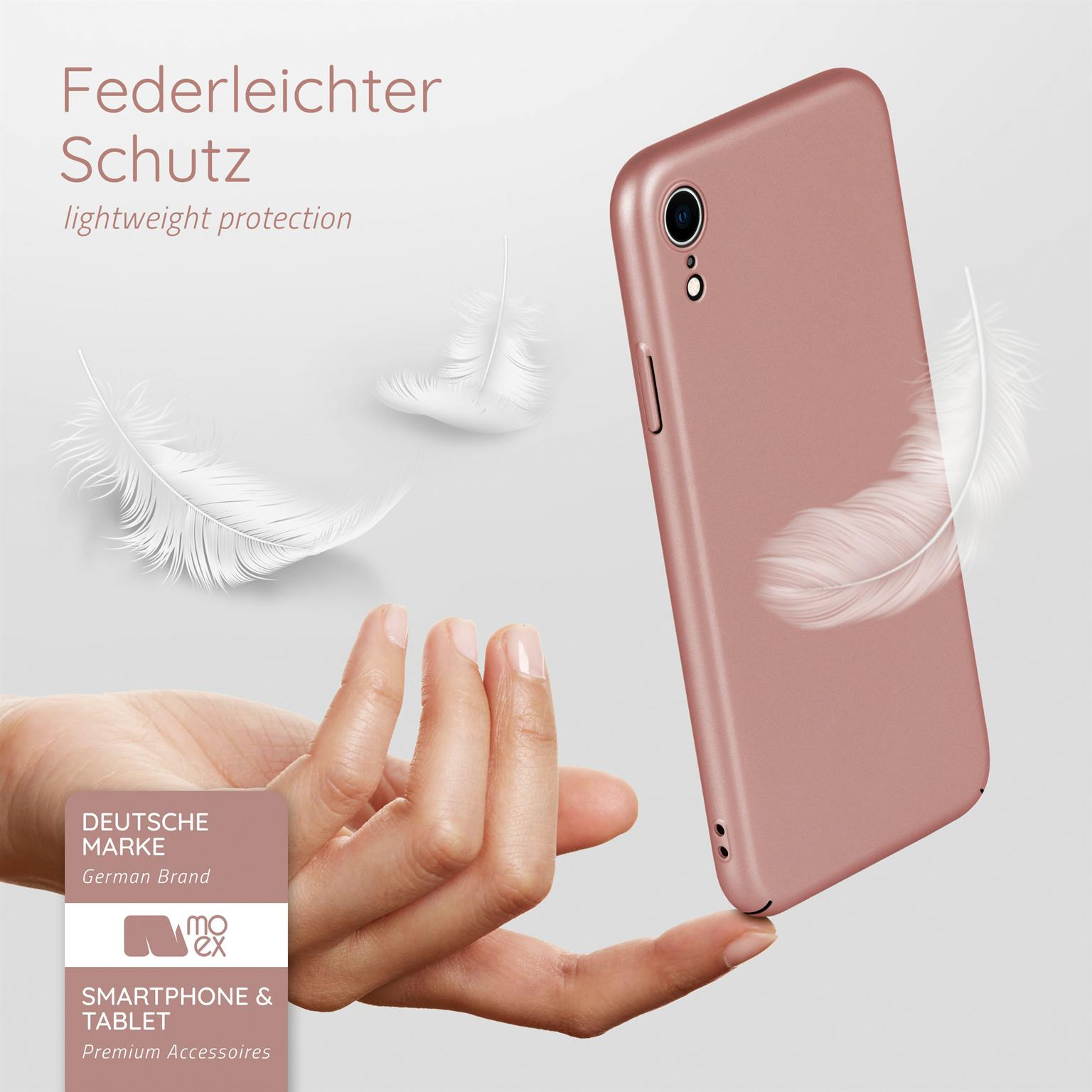 Hand hält pinkes Telefon, drei Federn in der Luft. Markenlabel vorhanden.