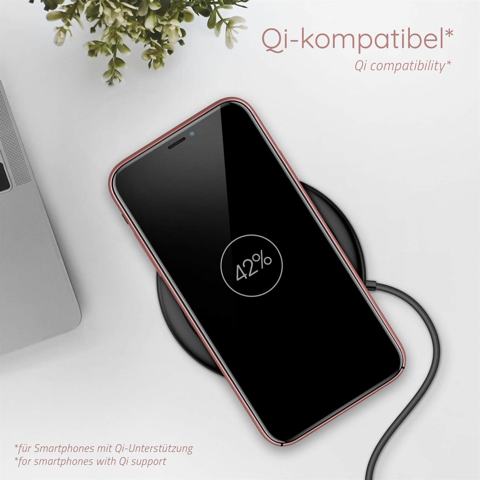 Telefon wird auf einem kabellosen Ladegerät geladen. Das Telefon hat eine Hülle. Weißer Hintergrund.