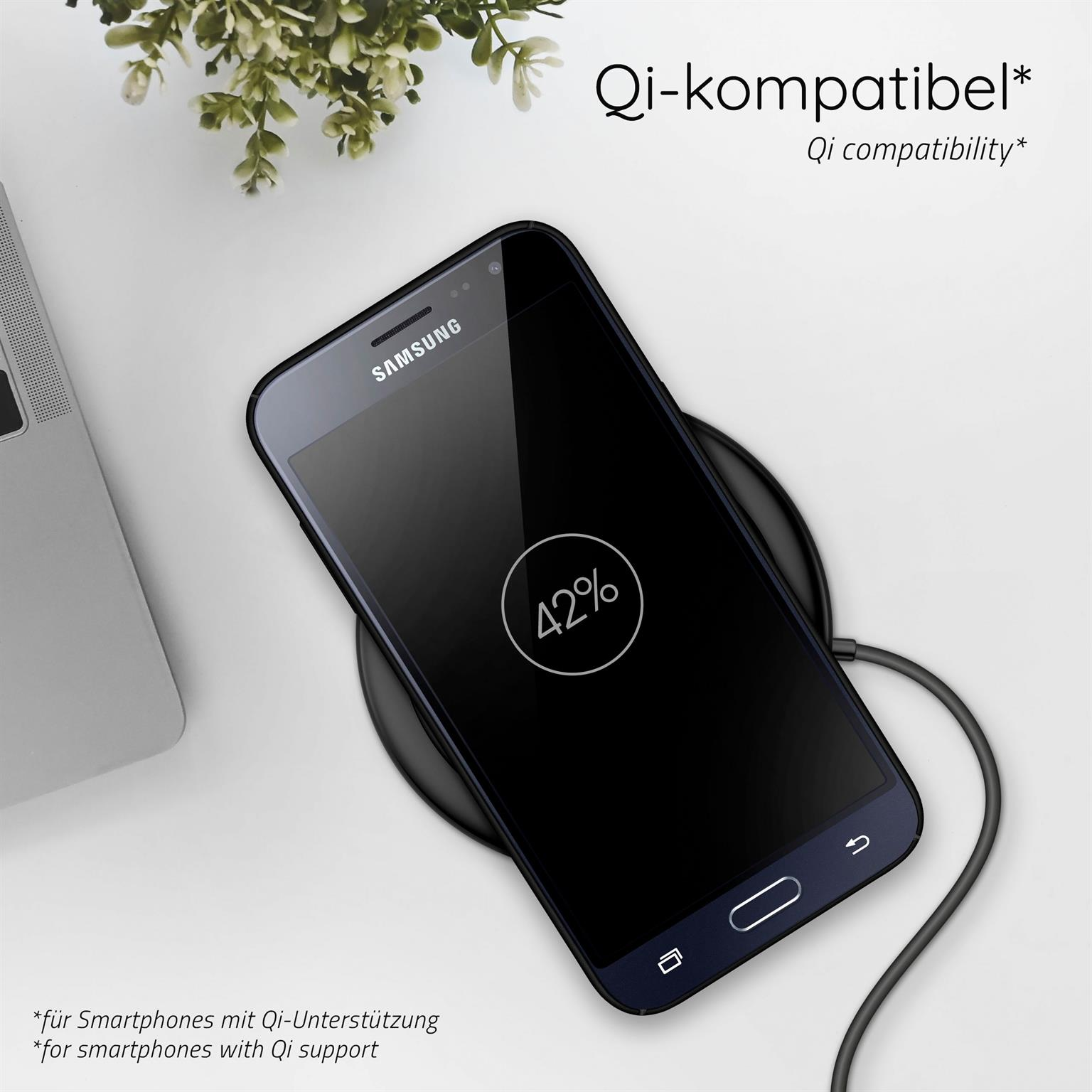 Ein Telefon wird auf einem kabellosen Ladepad geladen. Zeigt 42% geladen an.