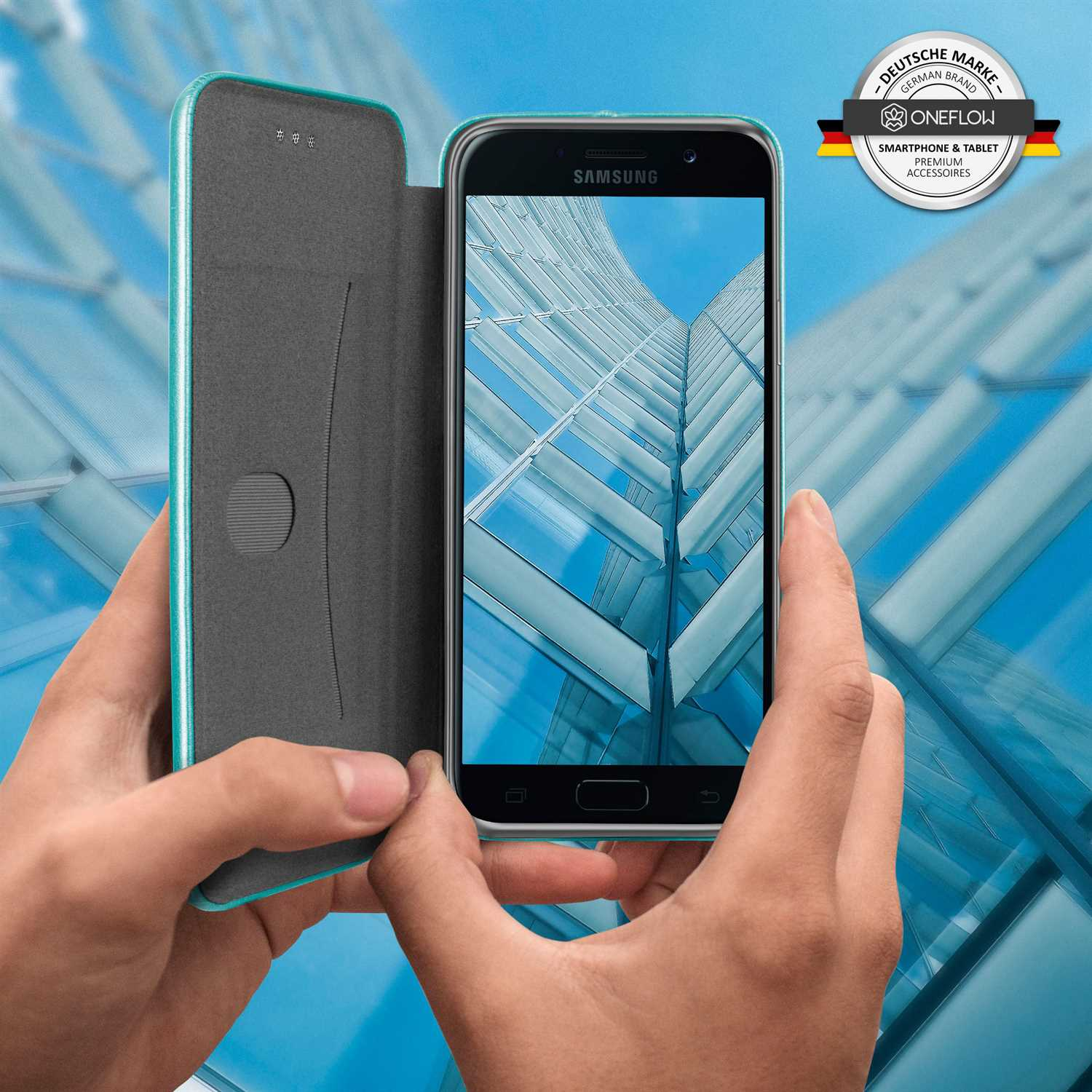 Ein Telefon in einer Hülle. Der Bildschirm zeigt ein blaues Gebäude. Ein Firmenlogo oben rechts.