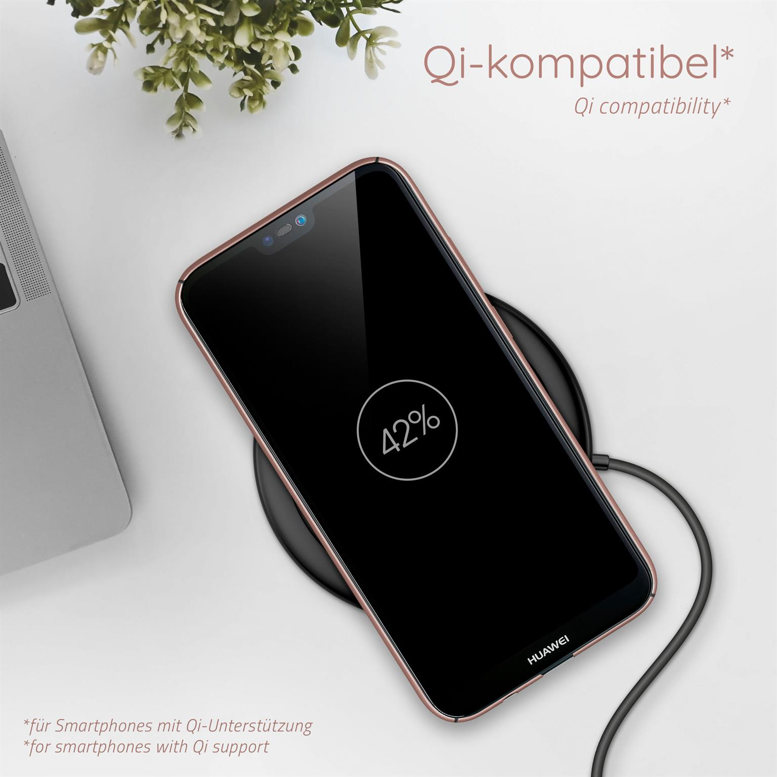 Ein Telefon, das auf einem kabellosen Ladegerät geladen wird. Das Telefon hat eine roségoldene Hülle.
