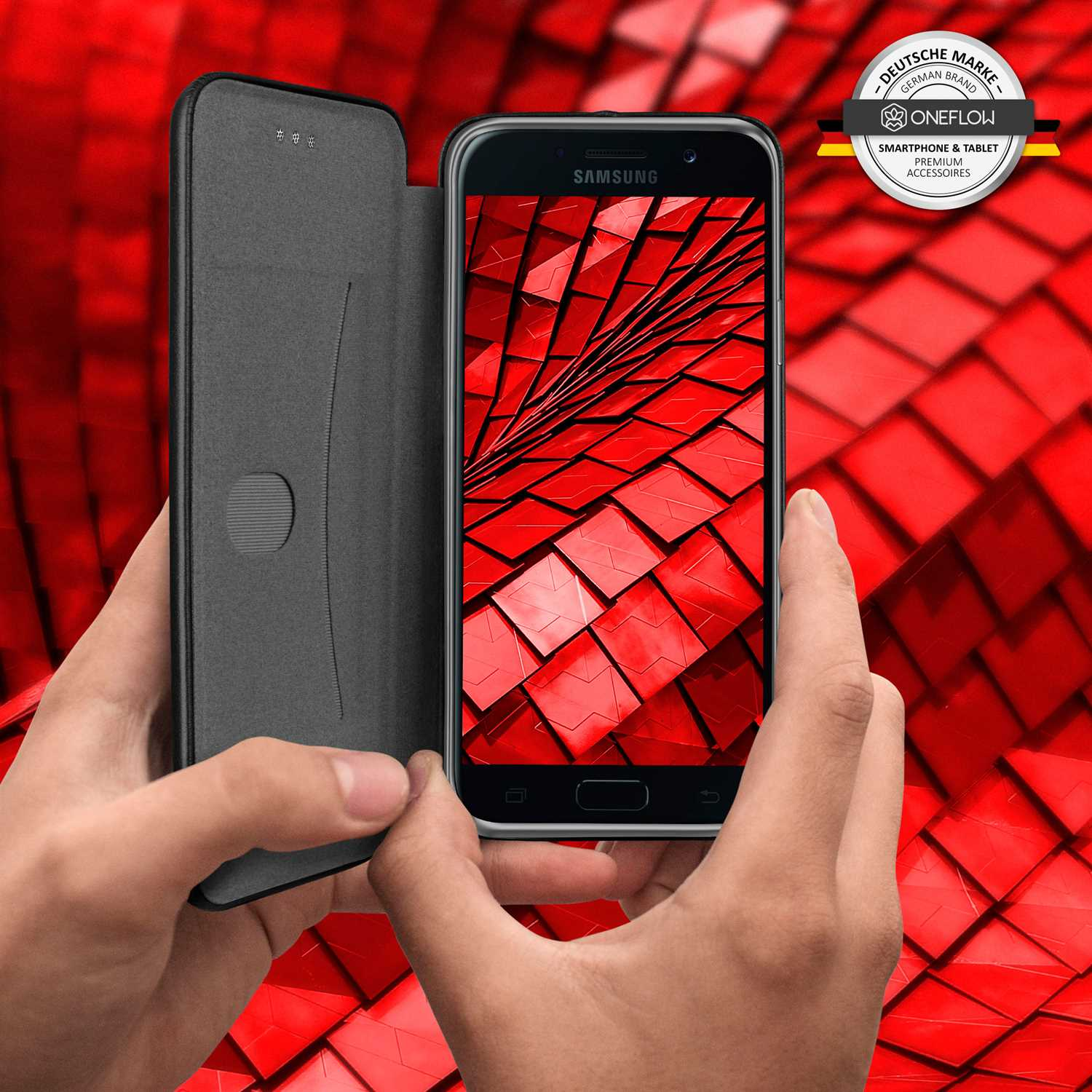 Hände halten ein Telefon vor rotem Hintergrund. Das Telefon zeigt ein rotes abstraktes Design. Markenlogo sichtbar.