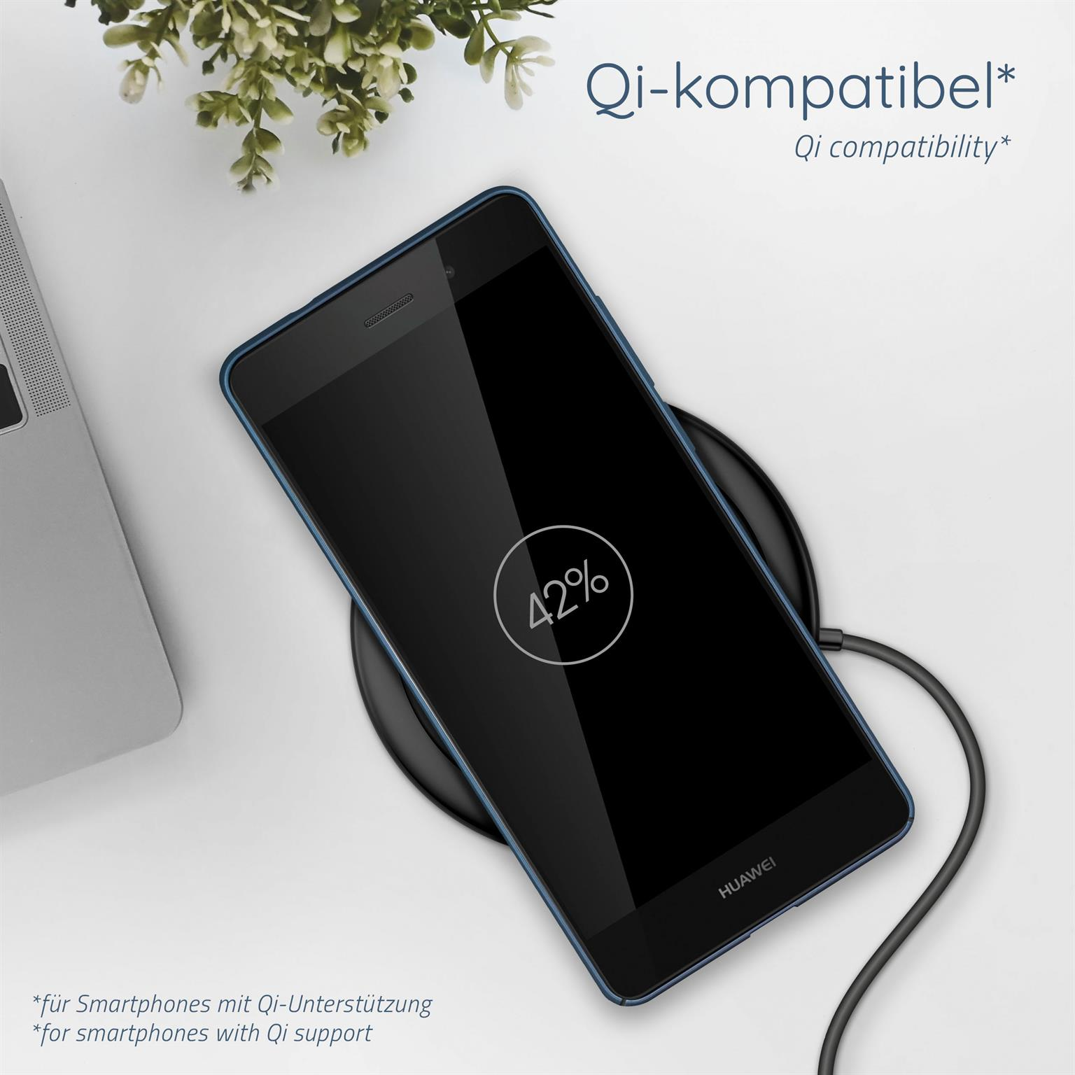 Blaues Telefon auf Ladegerät zeigt 42%. Blaue Rahmen. Pflanze im Hintergrund.