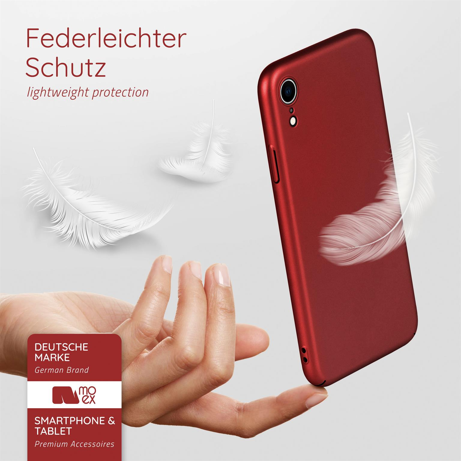 Rote Handyhülle mit weißen Federn. Hand hält das Telefon. Der Hintergrund ist weiß.