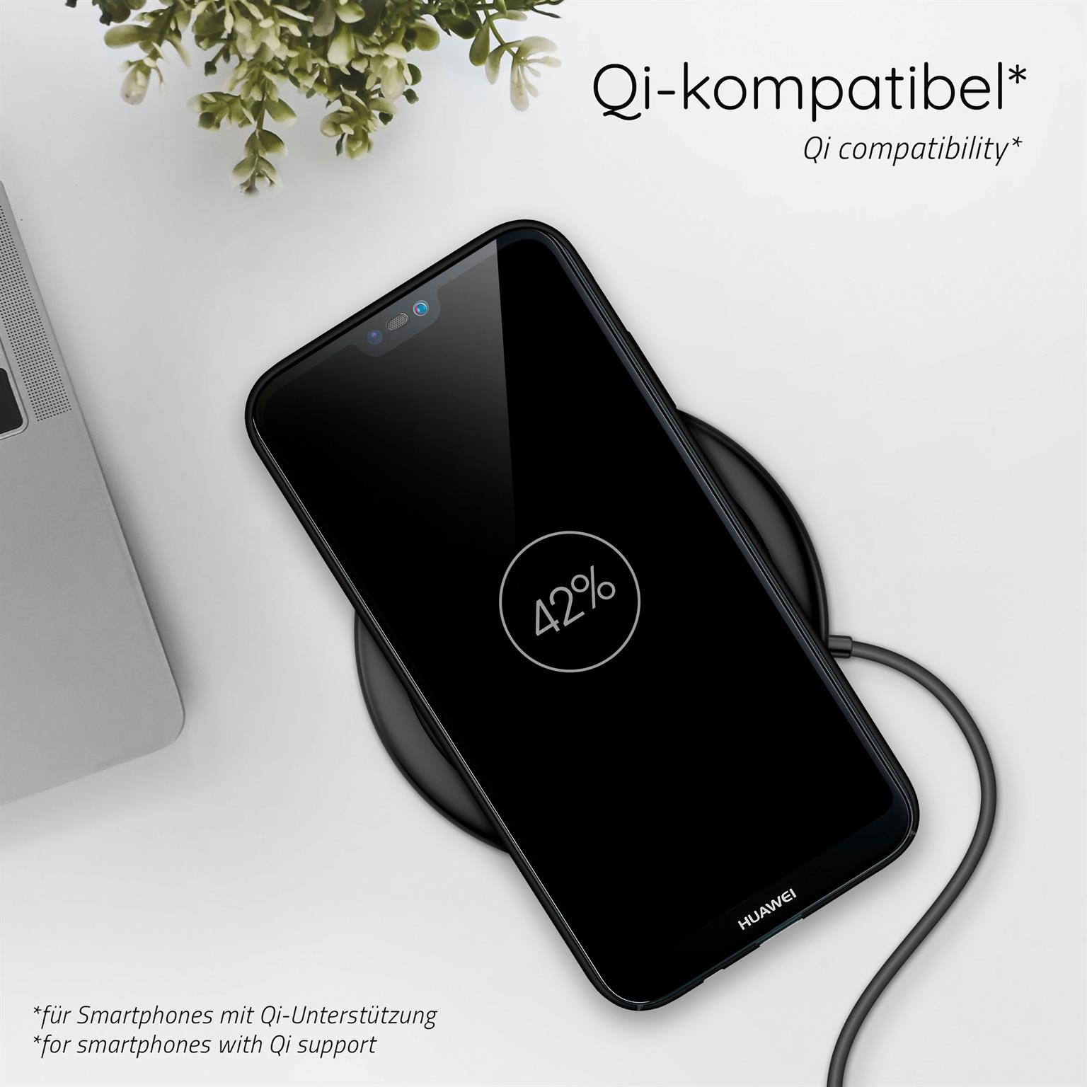 Telefon lädt auf kabellosem Ladegerät, Anzeige 42%. Laptop im Hintergrund.