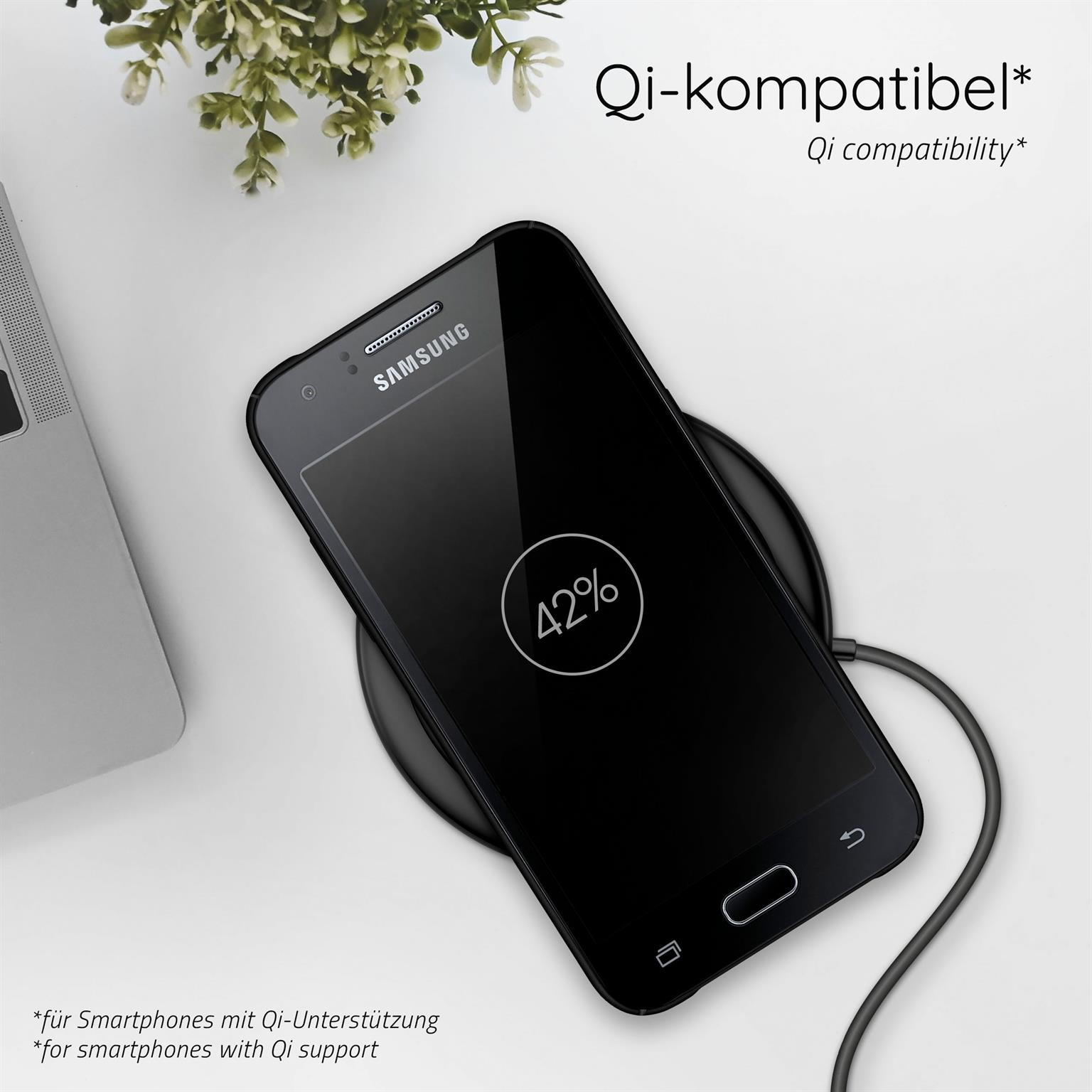 Schwarzes Telefon lädt kabellos. Text: Qi-Kompatibilität, 42% Ladung.
