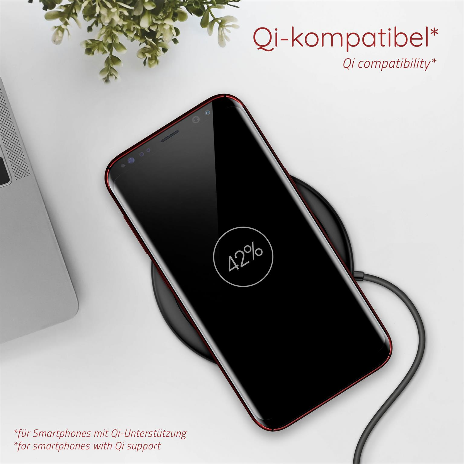 Schwarzes Telefon mit rotem Rand wird kabellos geladen. Der Akku hat 42 %.