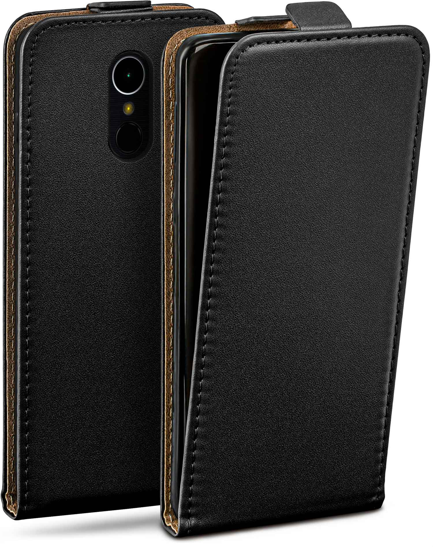 Eine schwarze Leder-Handyhülle, geöffnet, um ein schwarzes Smartphone zu zeigen. Die Kamera des Telefons ist sichtbar.