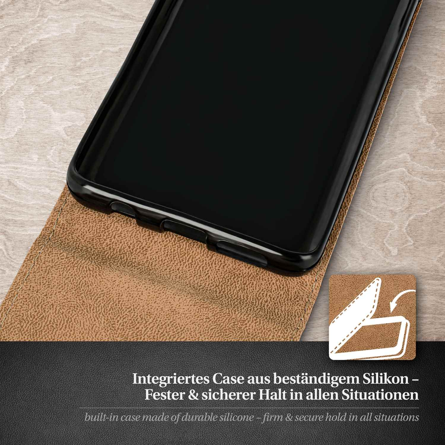 Handyhülle mit Telefon. Braunes, lederartiges Material. Schwarzes Case.