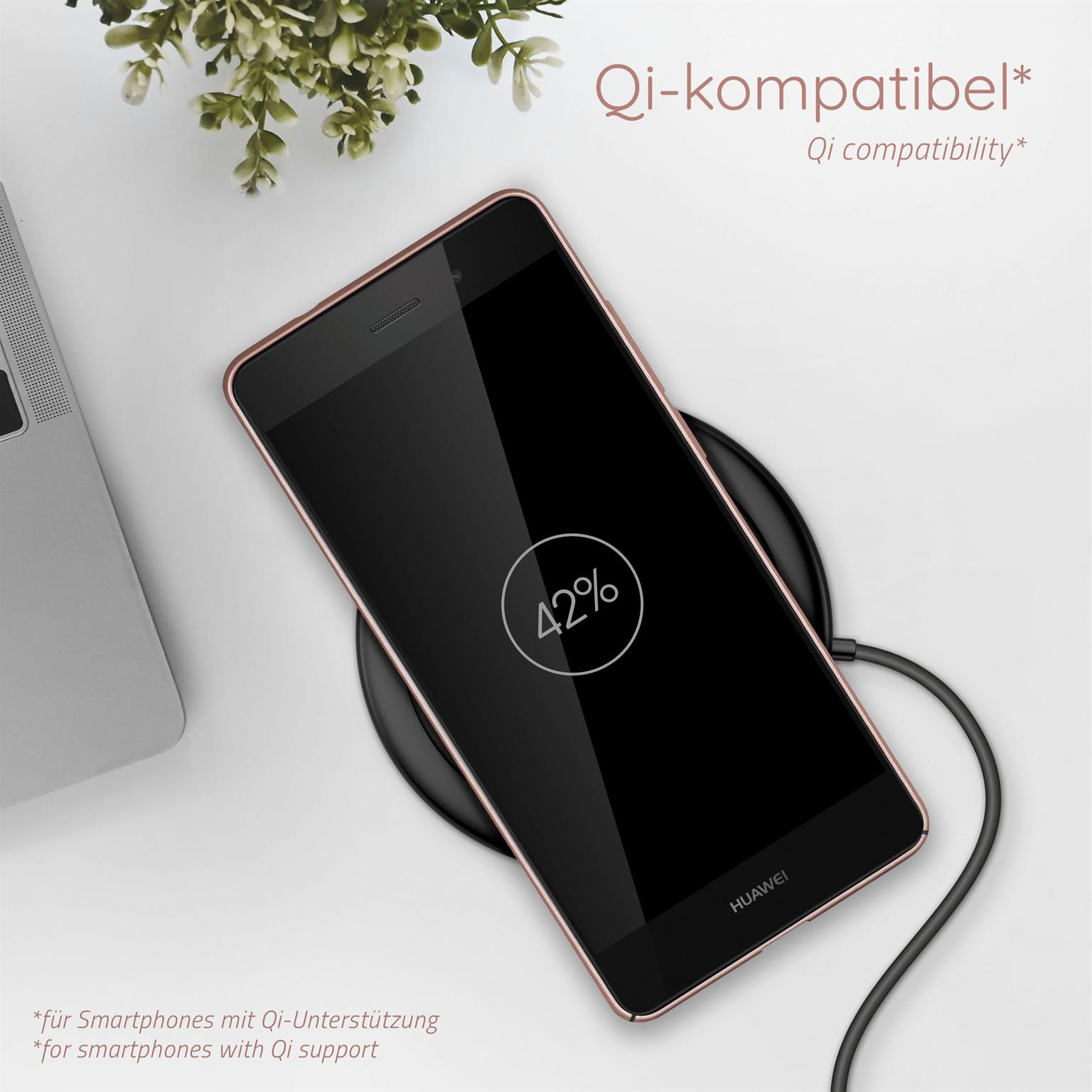 Ein schwarzes Telefon auf einem kabellosen Ladepad mit 42 % Anzeige. Ein Laptop befindet sich links.
