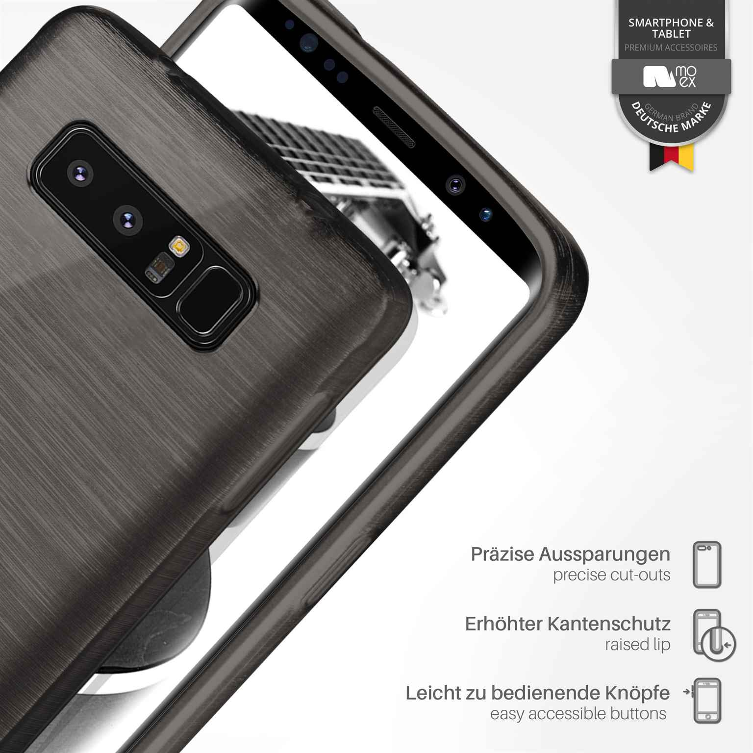 Eine dunkle Handyhülle mit einem Telefon. Text beschreibt präzise Aussparungen und erhöhte Kante.