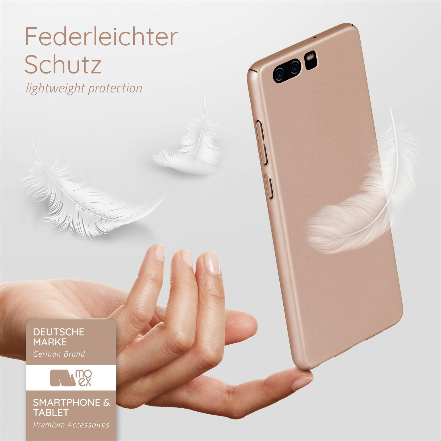 Hand hält goldene Handyhülle. Weiße Federn schweben in der Nähe des Telefons.