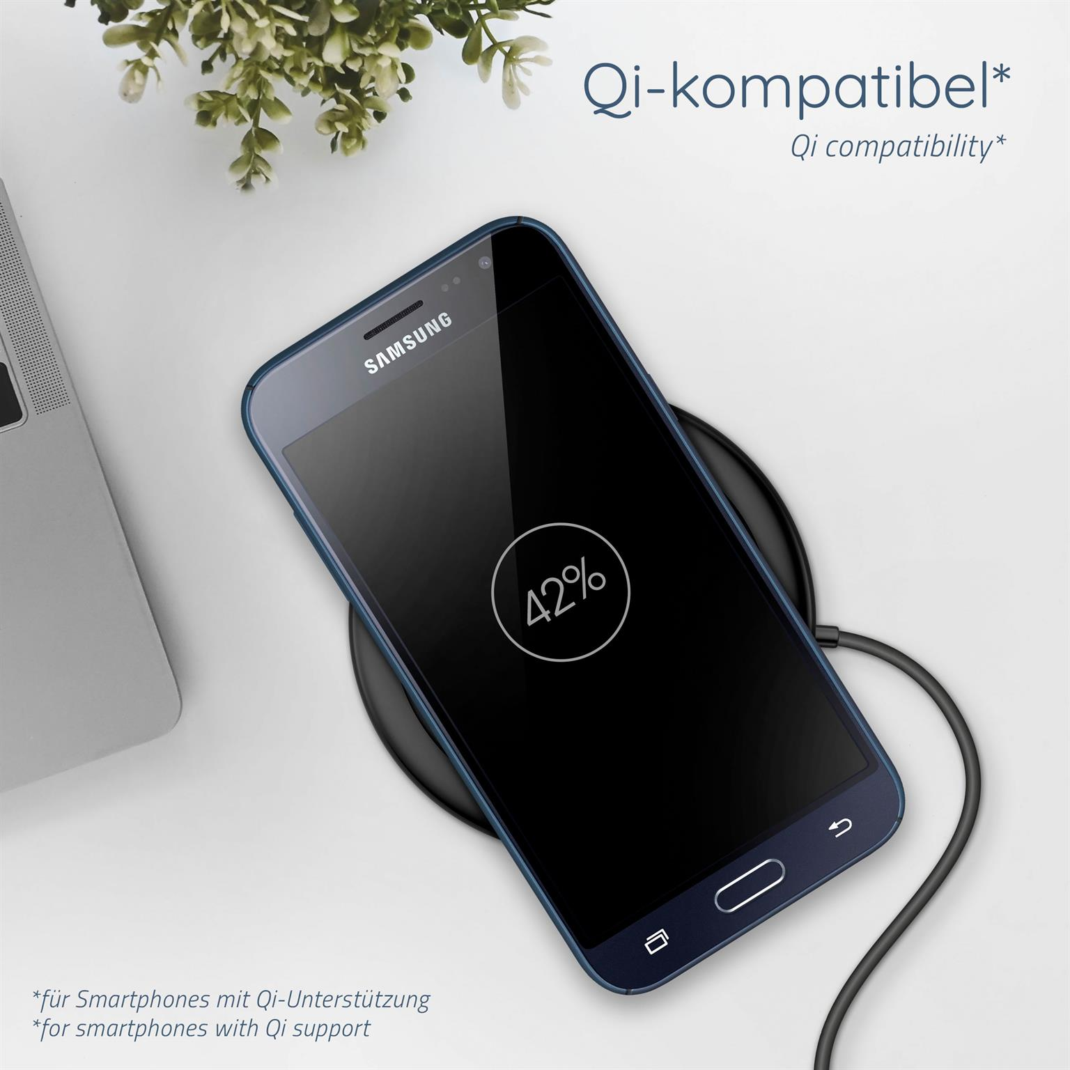 Smartphone lädt auf einem kabellosen Ladegerät. Telefon zeigt 42 % Ladung an.