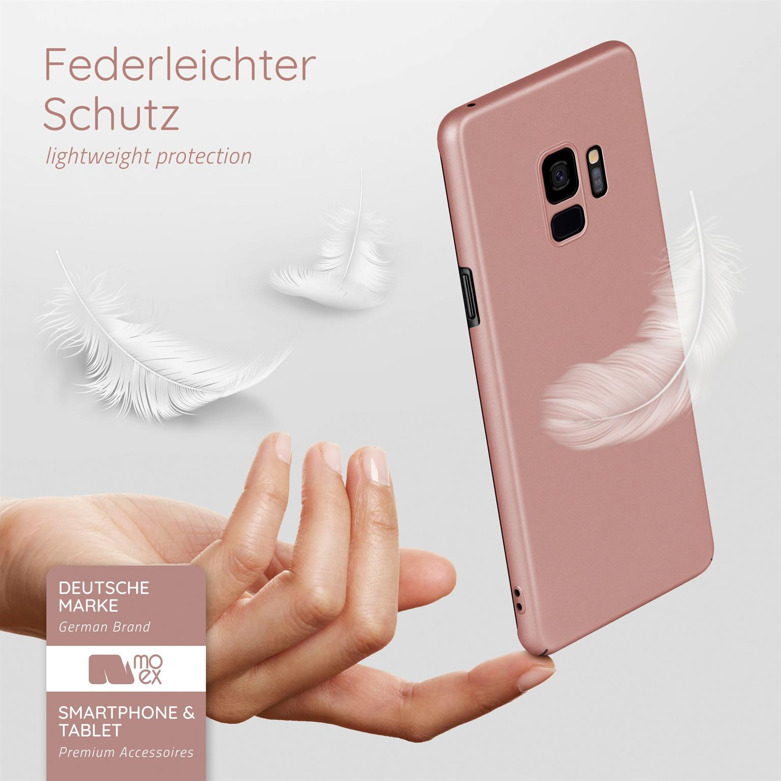Eine Handyhülle in Rosa. Eine Hand hält sie. Eine Feder schwebt in der Nähe.