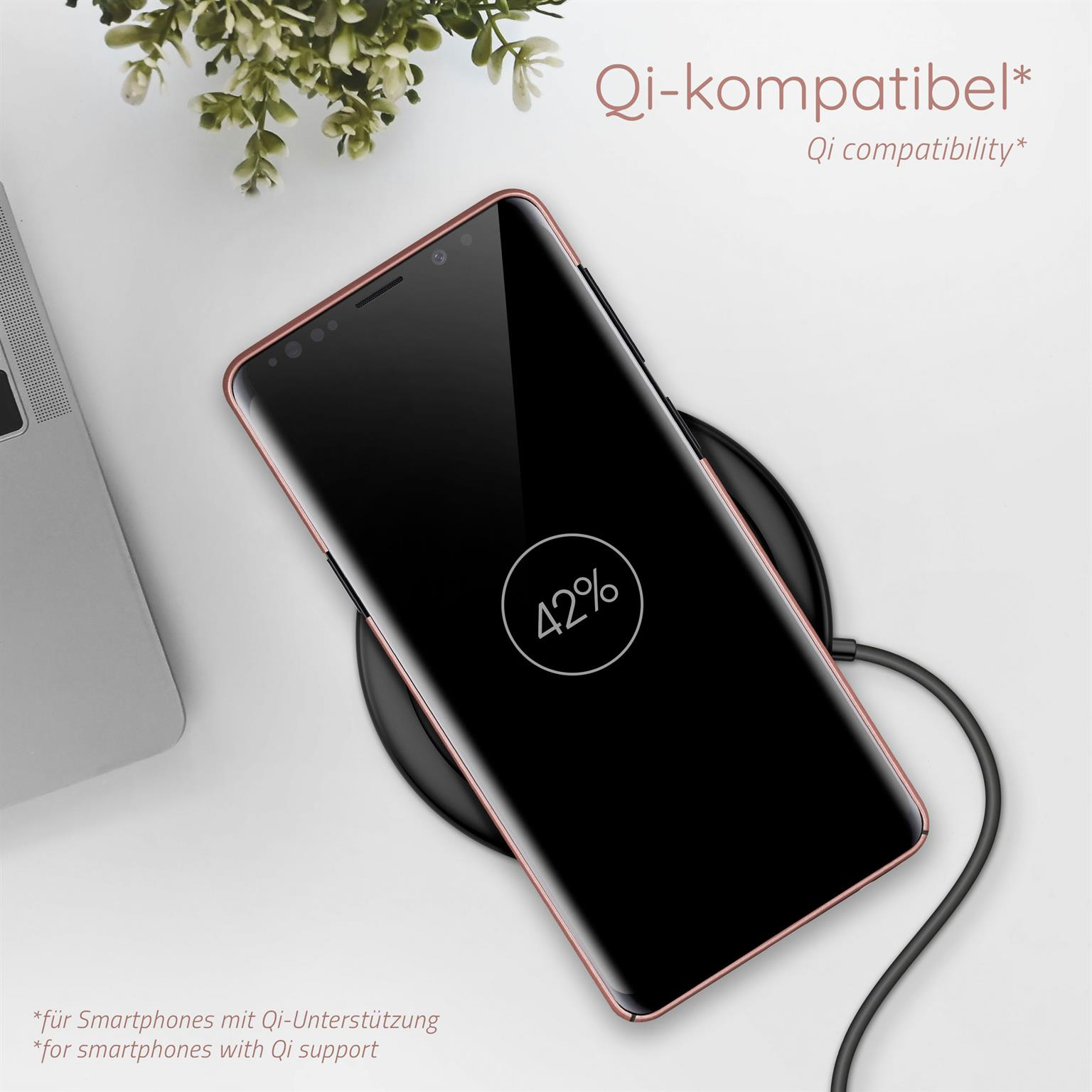 Ein Telefon wird auf einem schwarzen, kreisförmigen Ladepad geladen. Der Bildschirm zeigt 42% Ladung an.