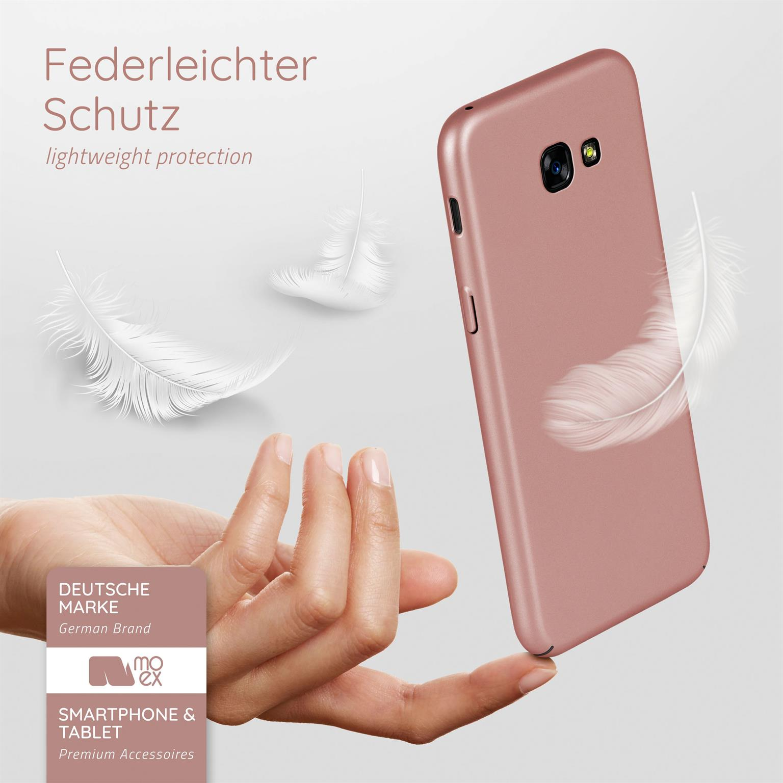 Eine rosa Handyhülle mit Federn. Eine Hand hält das Telefon.