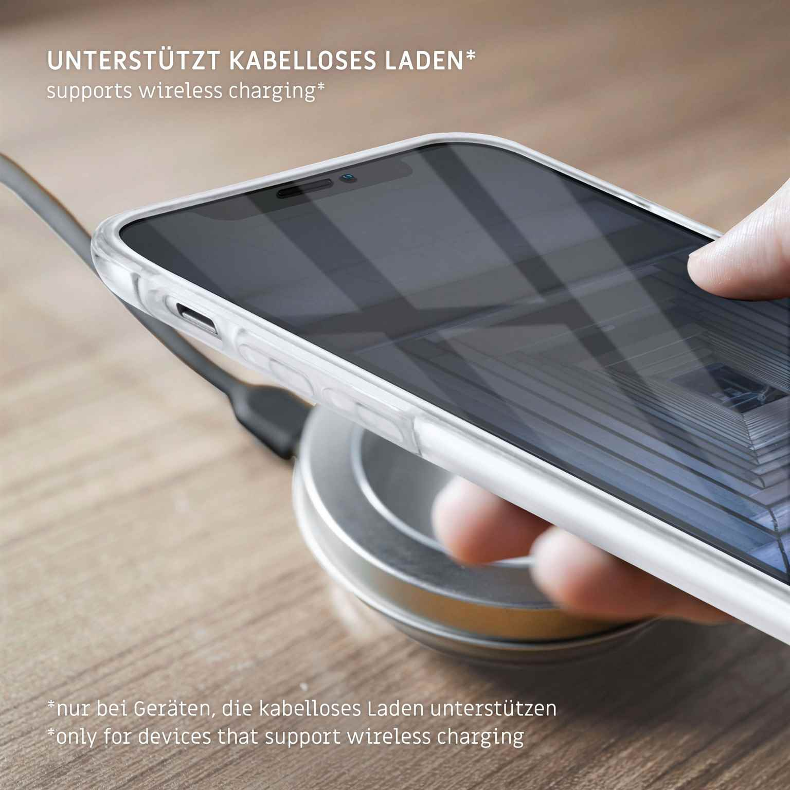 Transparente Handyhülle auf kabellosem Ladegerät. Telefon mit angeschlossenem Kabel auf dem Ladegerät.