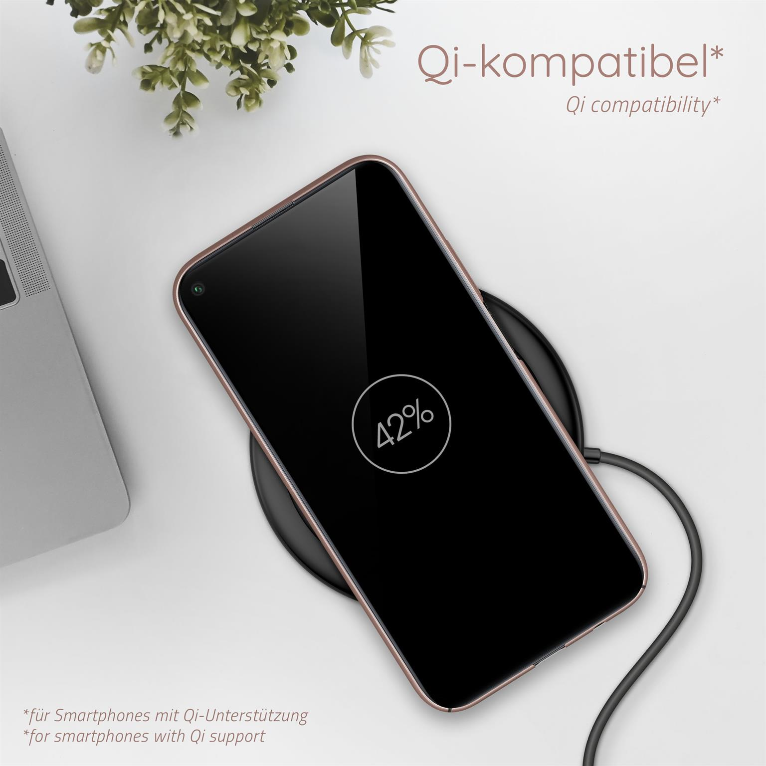 Telefon auf kabellosem Ladegerät, zeigt 42% Ladung. Das Telefon hat eine roségoldene Hülle.