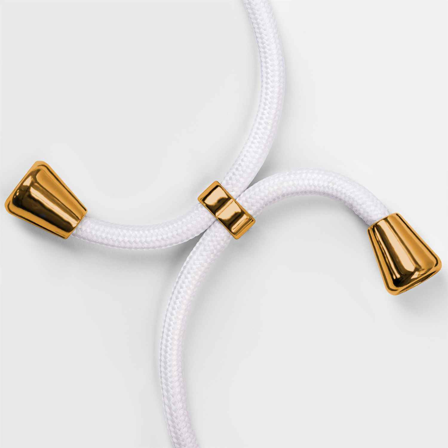 Nahaufnahme eines weißen Handy-Lanyards mit goldfarbenen Endstücken.