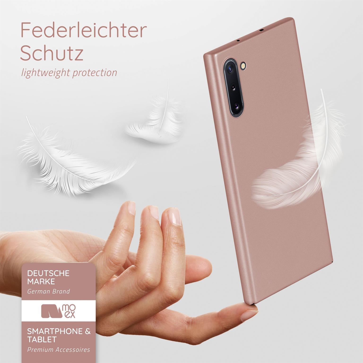 Eine Handyhülle und Federn. Die Handyhülle hat eine hellbraune Farbe. Deutscher Text ist ebenfalls sichtbar.
