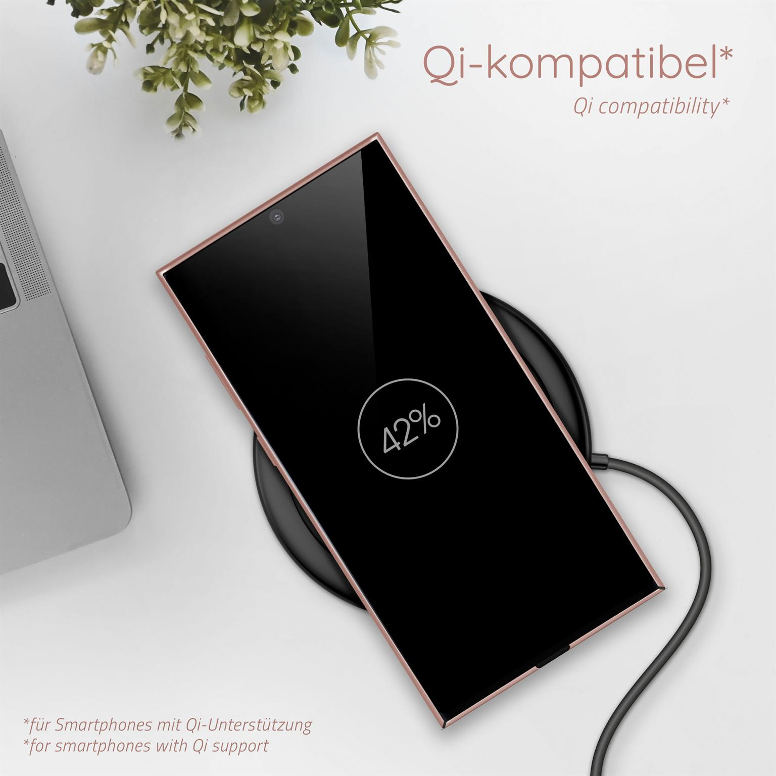 Smartphone auf kabellosem Ladegerät, 42% geladen. Text oben: Qi-kompatibel. Hintergrund ist weiß.