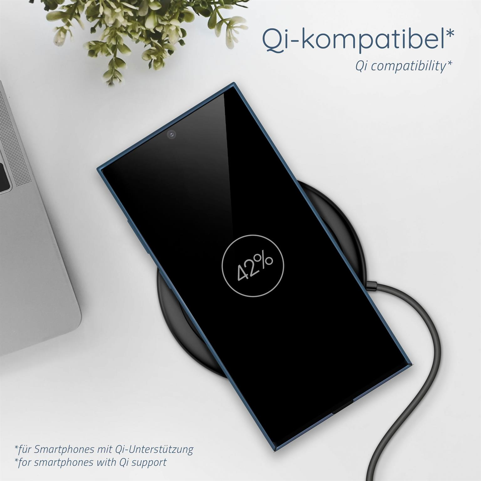 Ein Smartphone wird drahtlos auf einem Pad aufgeladen und zeigt 42 % Akku. Text: Qi-Kompatibilität.