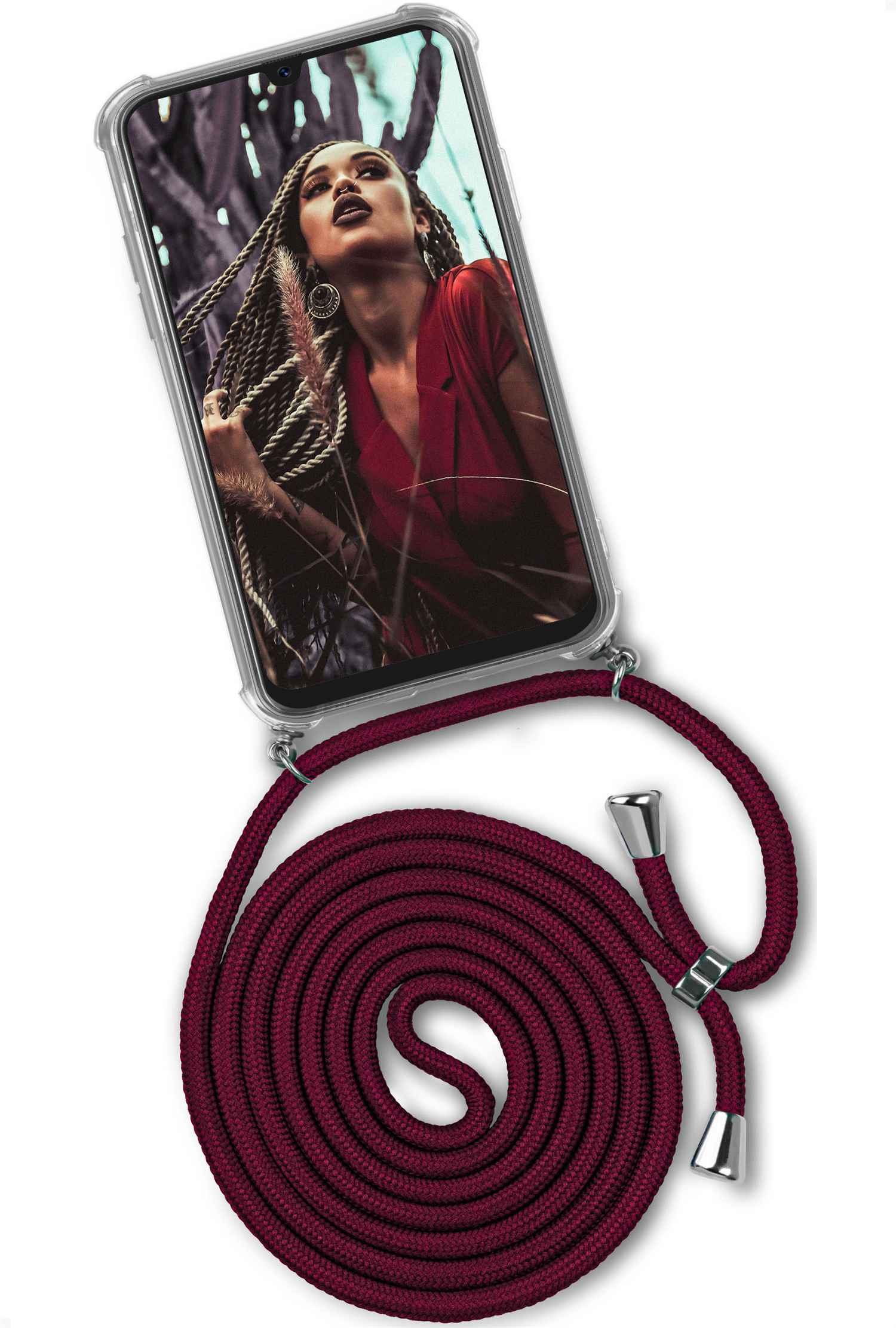 Telefon mit Frau in rotem Kleid, weinrotes Kordelband, silberne Akzente, vor dunklem Hintergrund.
