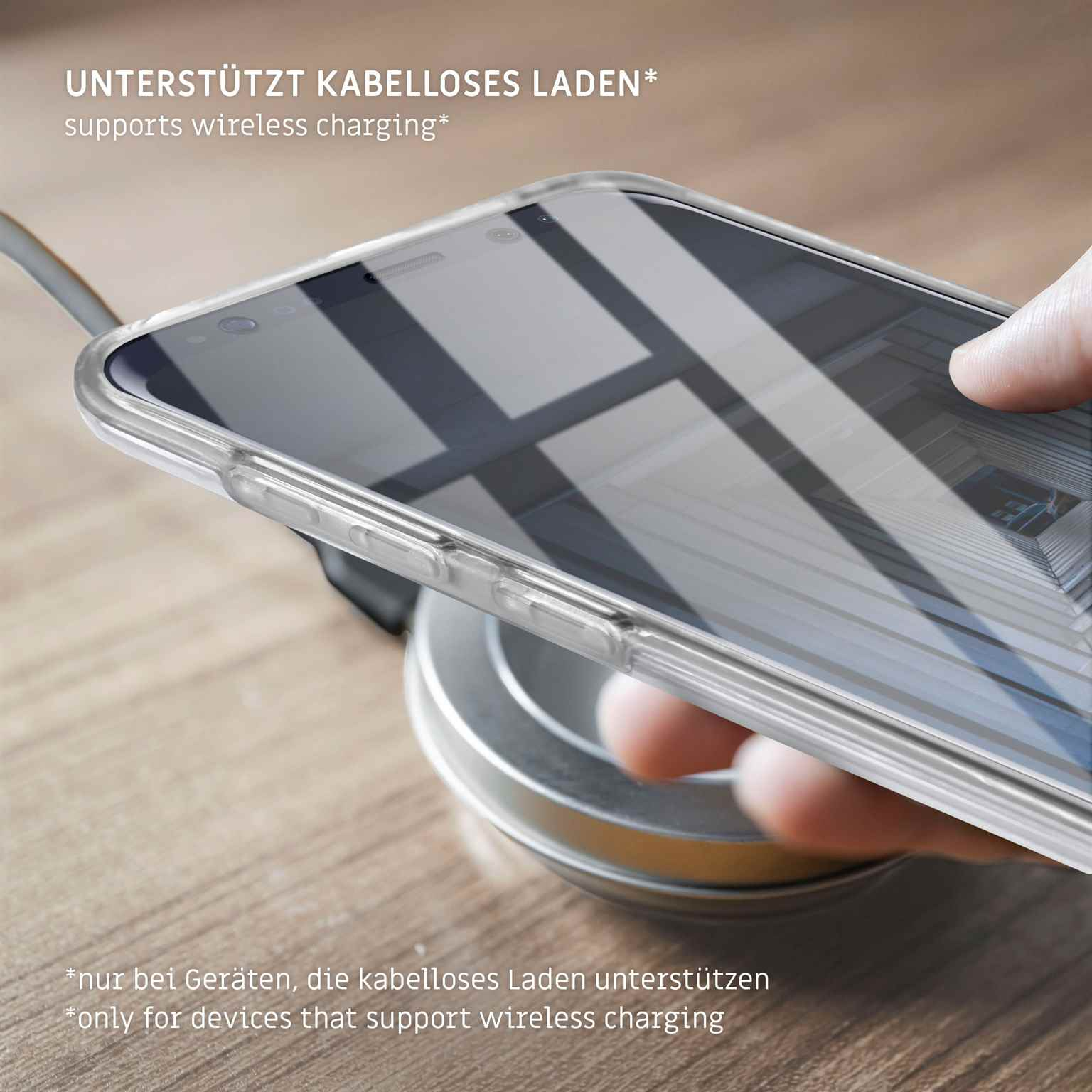 Hand hält Telefon mit Hülle, platziert auf einem kabellosen Ladegerät.