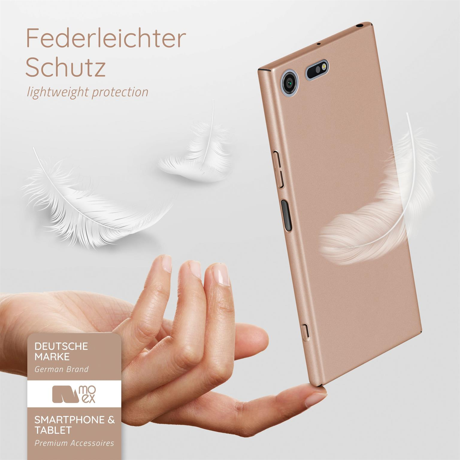 Eine roségoldene Handyhülle mit Telefon darin, mit weißen Federn im Hintergrund, auf weißem Untergrund.
