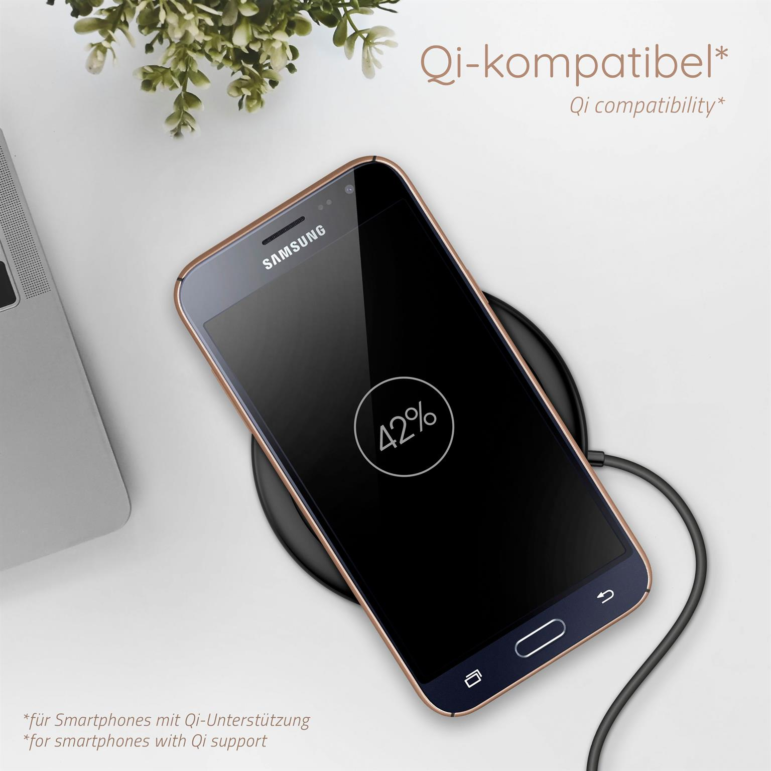 Schwarzes Telefon auf einem kabellosen Ladegerät. Der Telefonbildschirm zeigt 42%. Der Hintergrund ist weiß.