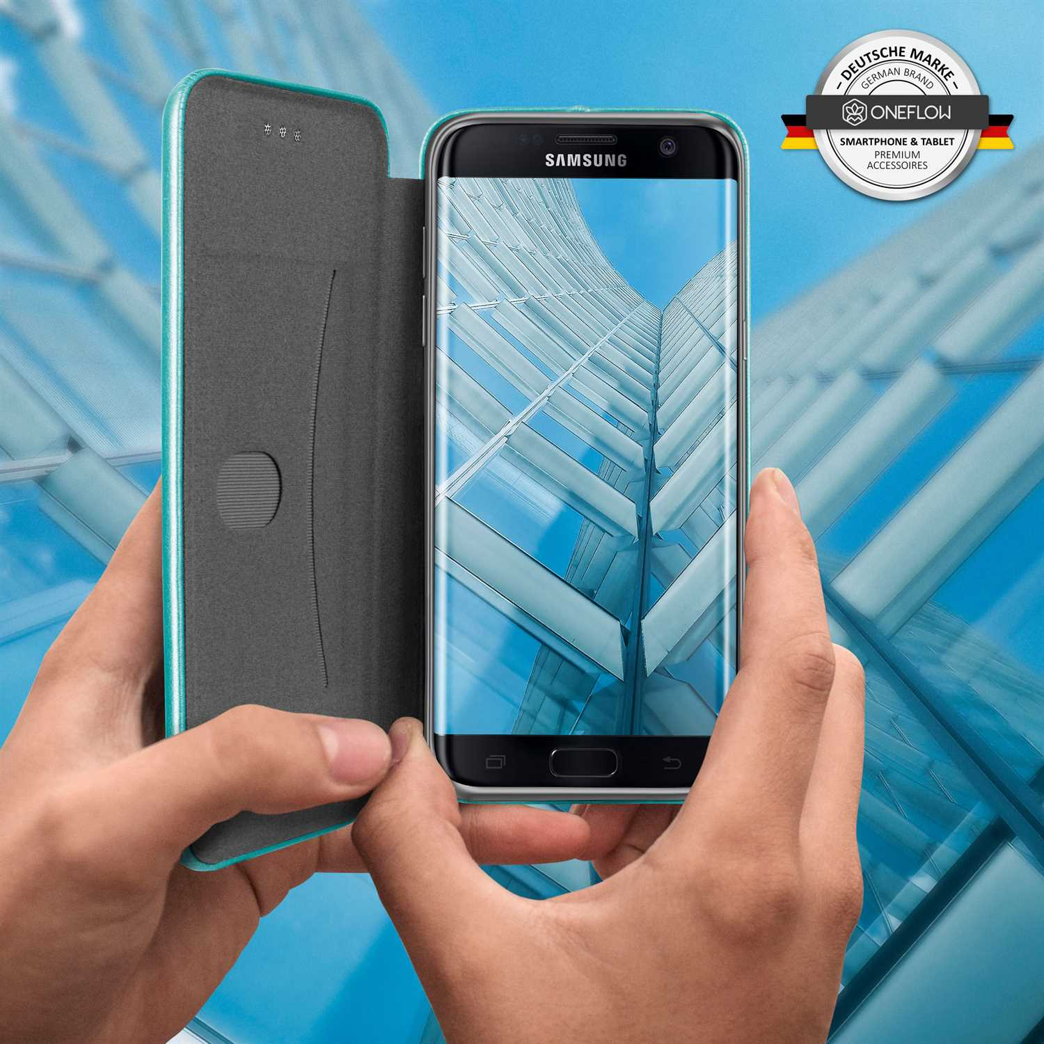 Hände halten ein Telefon mit blau getöntem Bildschirm, freie Sicht auf eine Glasfassade.