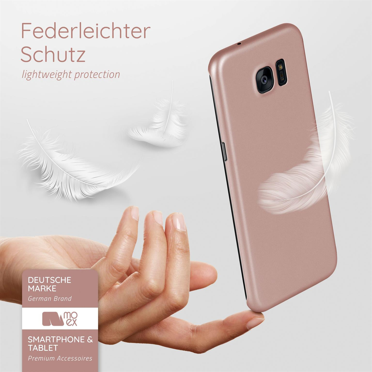 Eine Hand hält eine roségoldene Handyhülle, Federn schweben im Hintergrund.