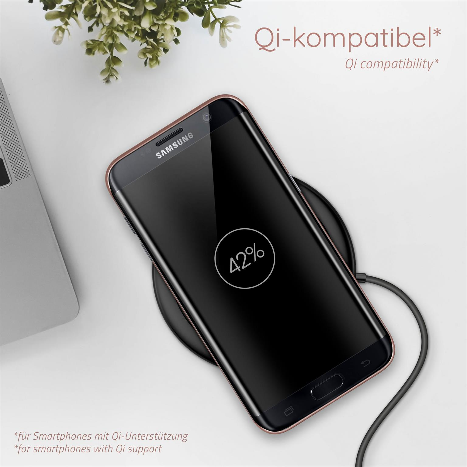 Ein Telefon, das auf einem Qi-Ladegerät geladen wird. Der Bildschirm zeigt 42 % Akku.