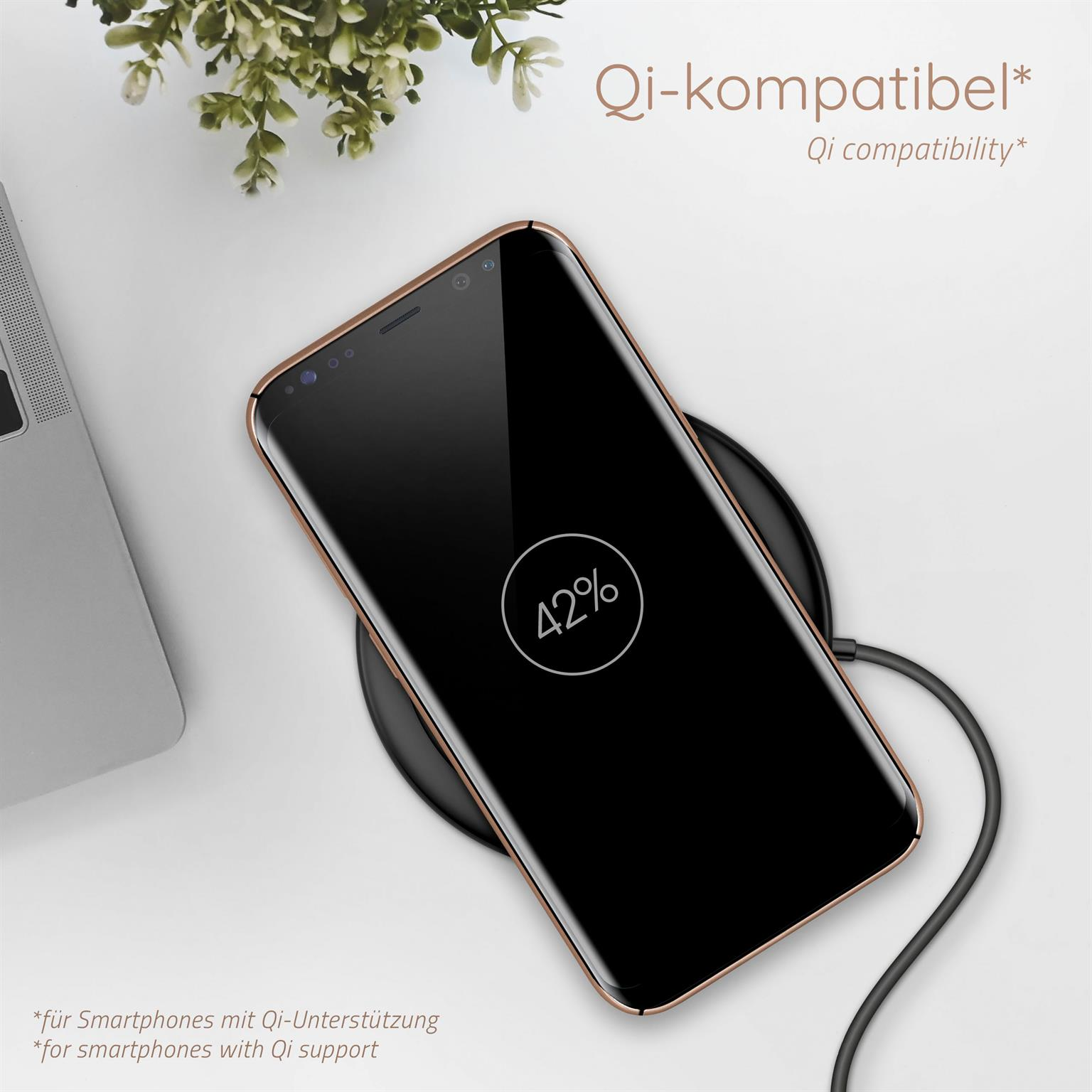 Smartphone wird kabellos geladen. Telefon zeigt 42% Ladung.