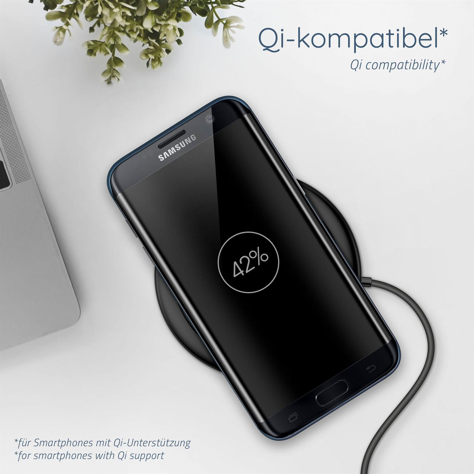 Telefon auf kabellosem Ladegerät, zeigt 42% Akku. Schwarzes Telefon und kabelloses Ladegerät.
